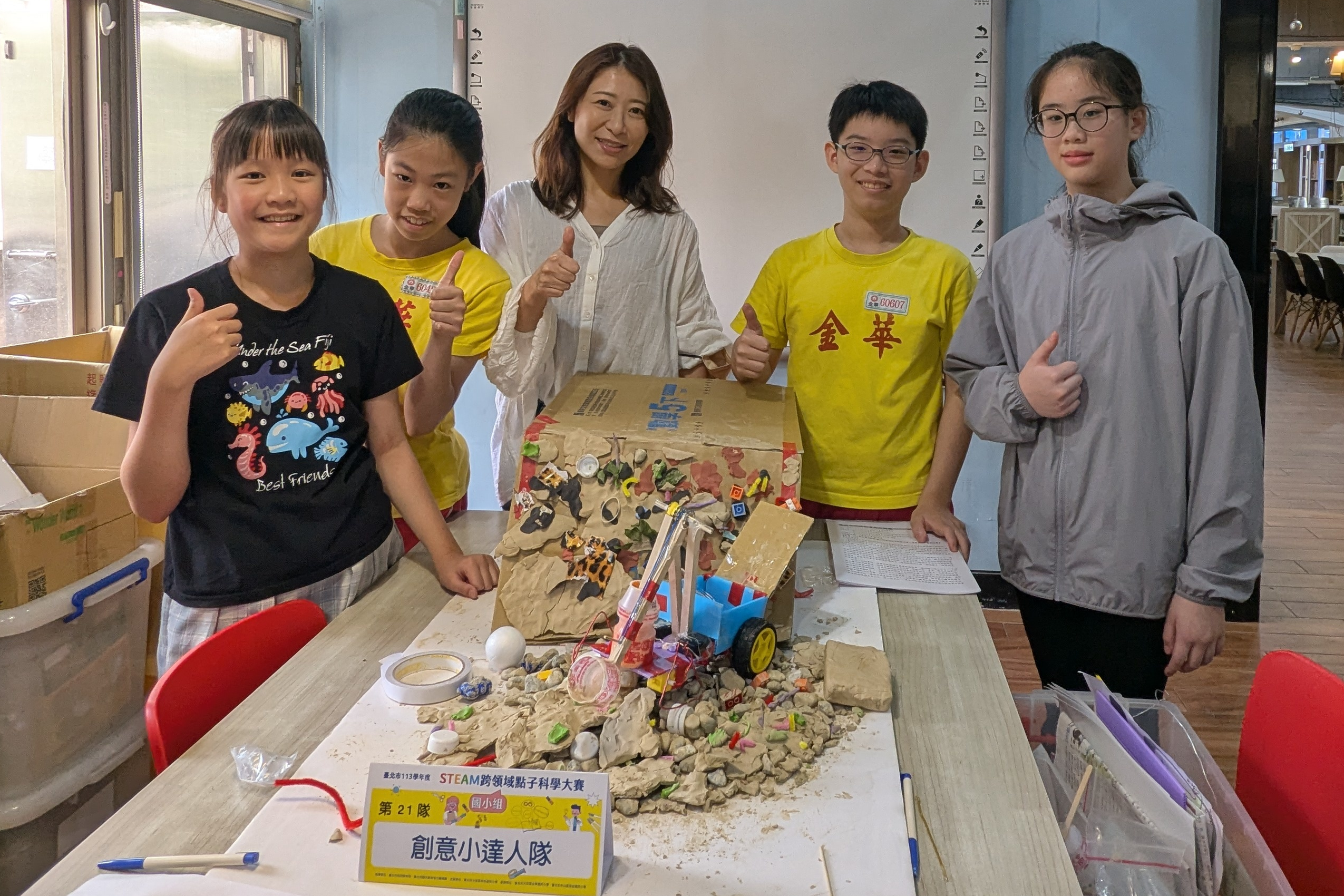 金華國小特優團隊災難情境佈置極具巧思，所打造的救援車也獲肯定