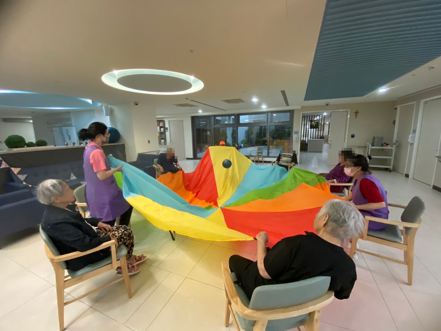 失智長者進行大肢體運動，不只是健康促進，更是愛的陪伴