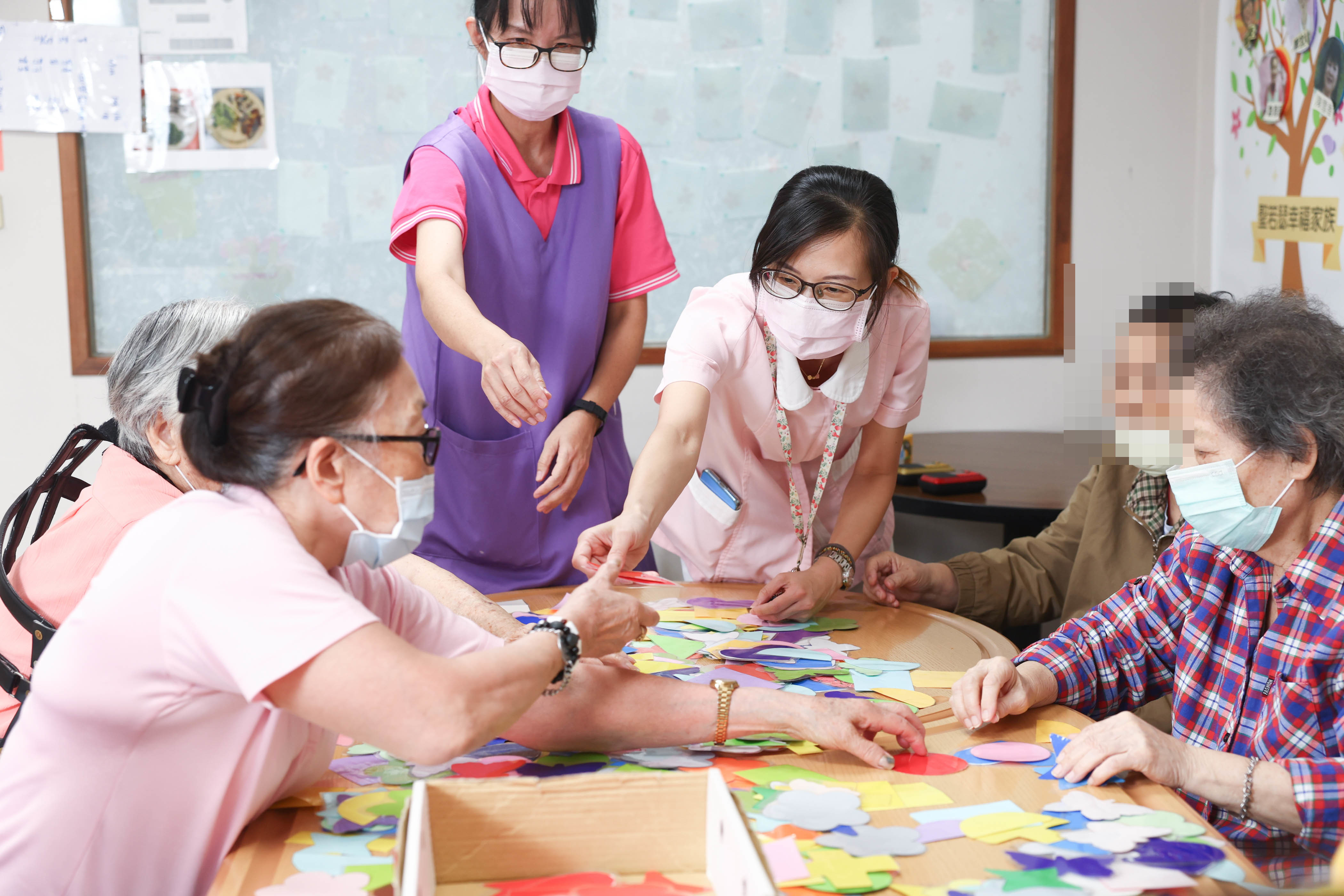 失智長者在養護中心進行認知功能訓練，有助於延緩大腦退化