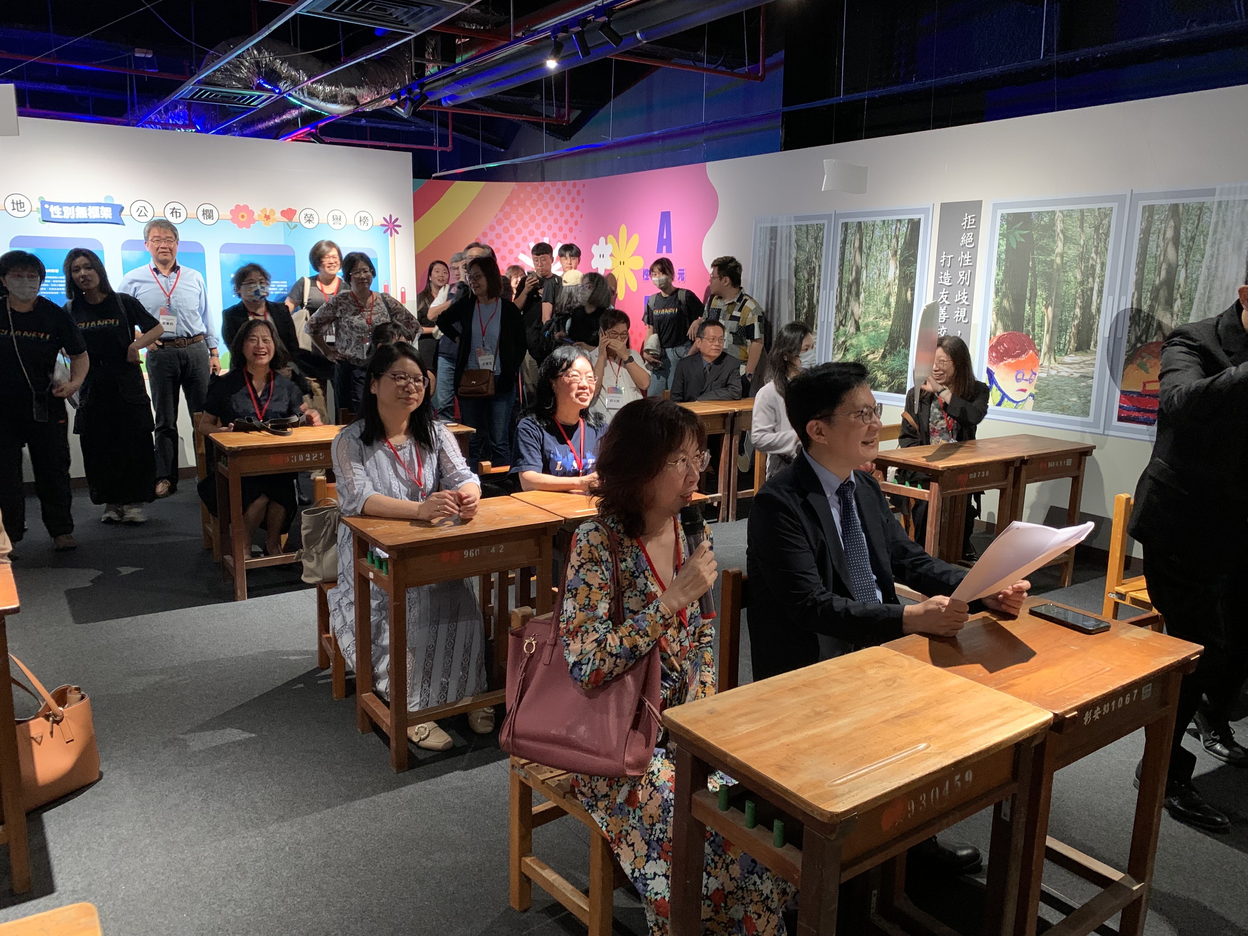 張廖萬堅次長與來賓參觀展覽