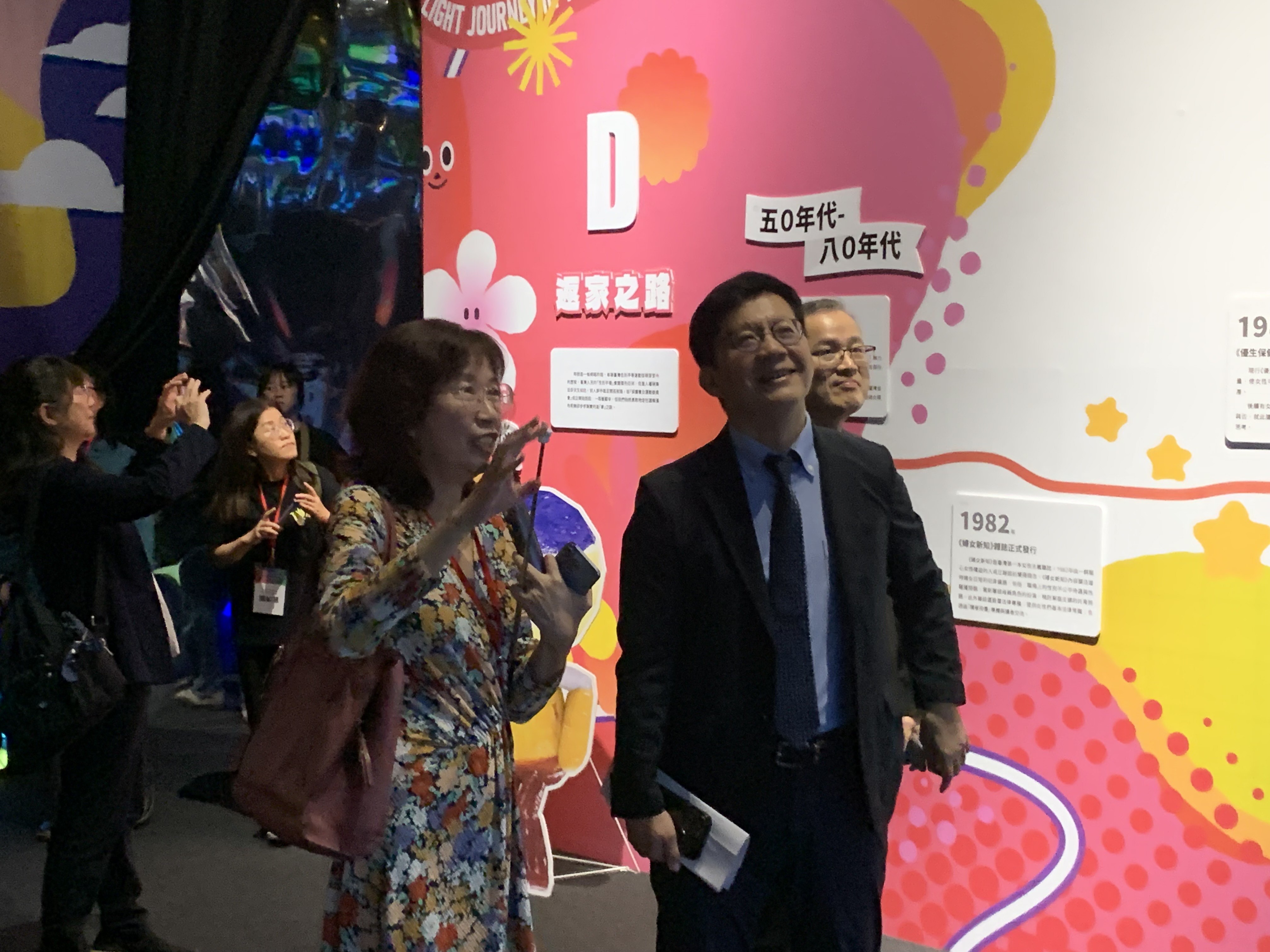 張廖萬堅次長與來賓參觀展覽