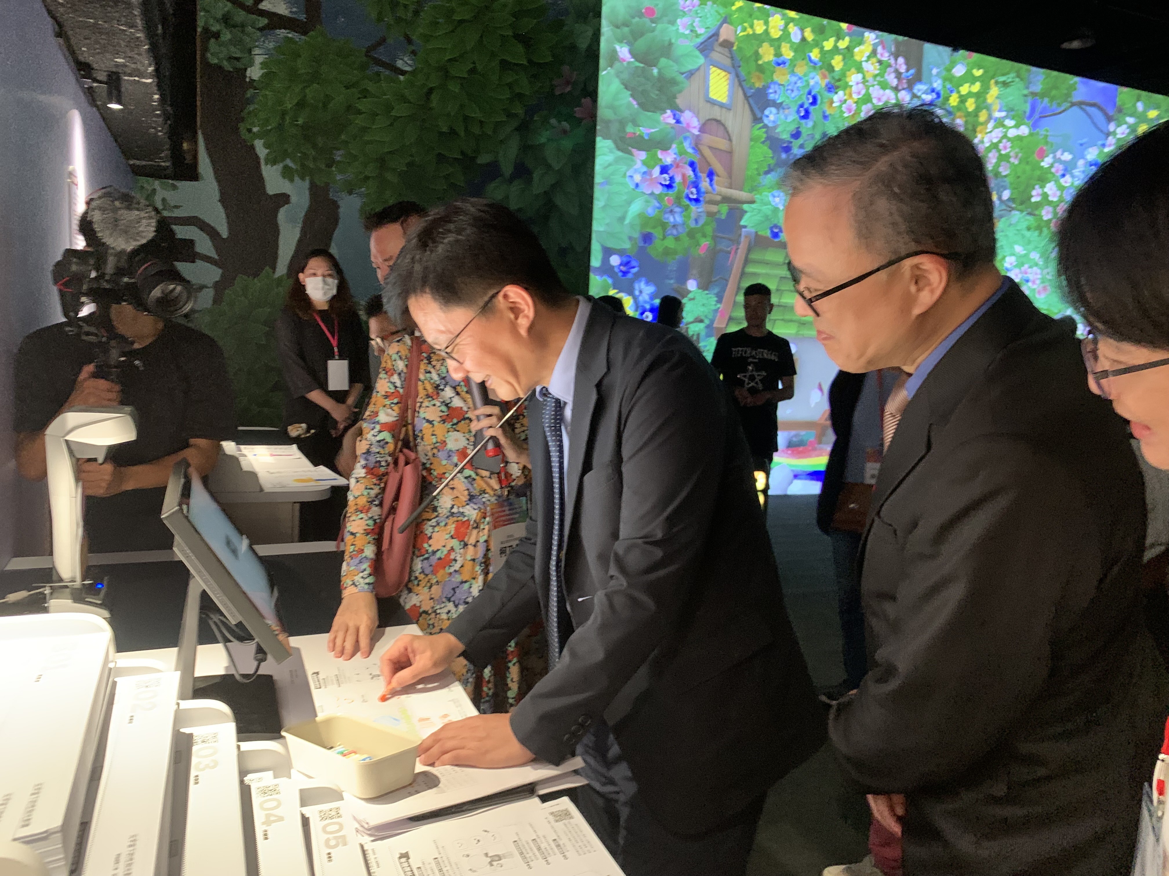 張廖萬堅次長體驗互動式展覽