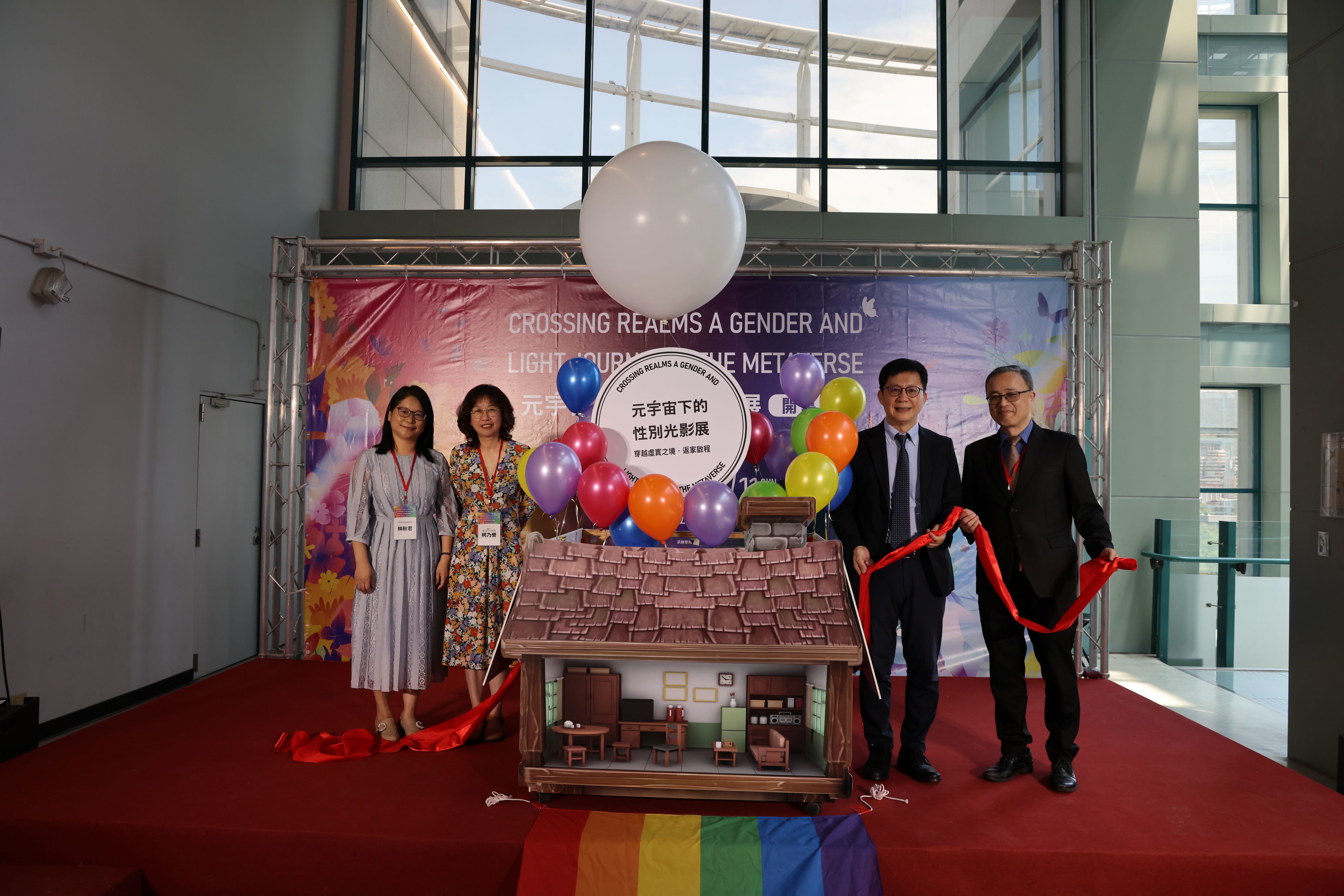 行政院性別平等處副處長林秋君、策展人柯乃熒教授、張廖萬堅次長、學生事務及特殊教育司司長吳林輝揭幕儀式 (教育務提供)