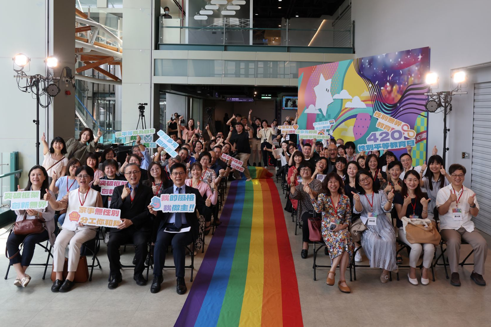 114年性別平等教育日策展開幕式與會貴賓合影 (教育務提供)