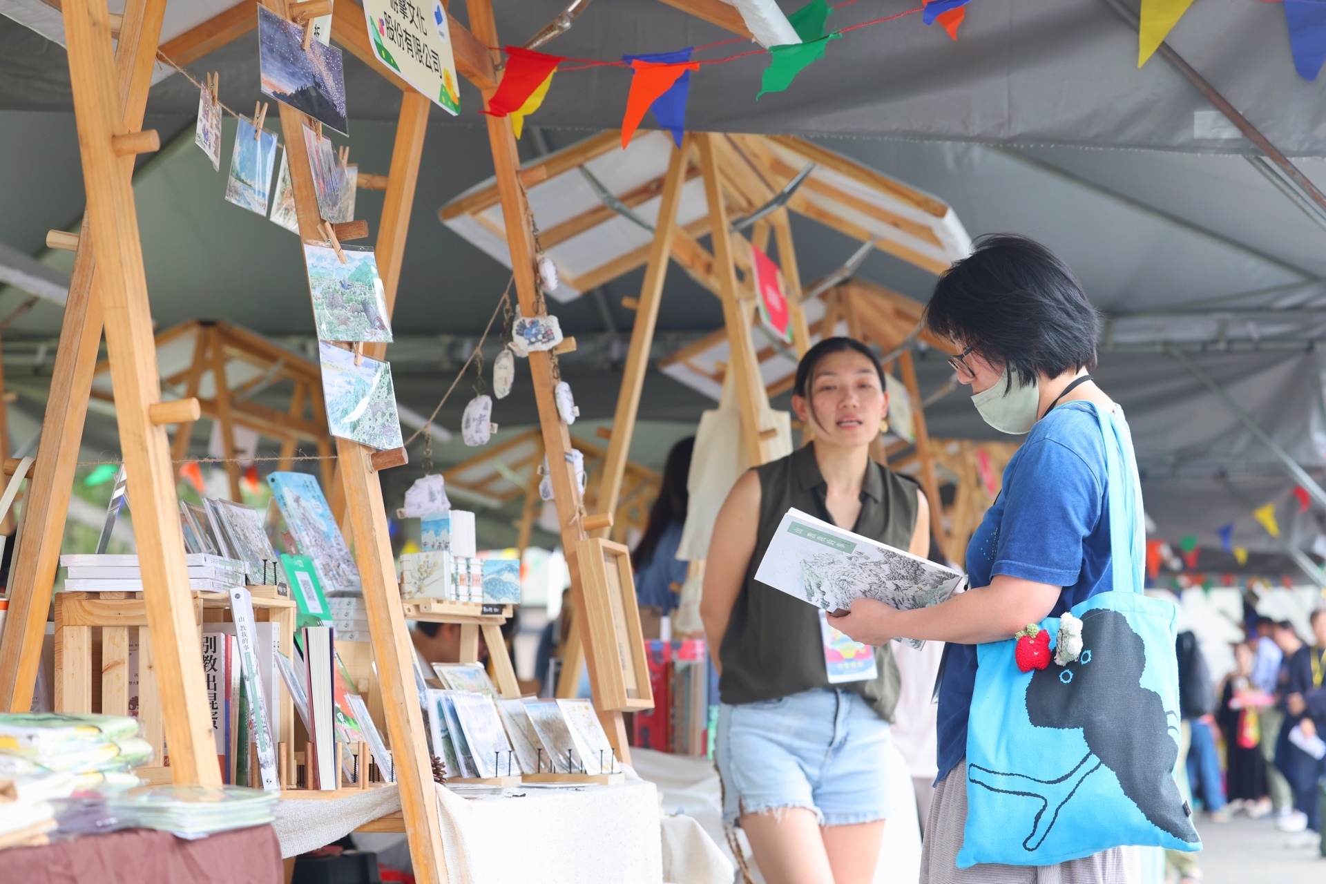 「腦內飛創新書市」匯集20間特色書店與出版社還有手作文創，打造兼具深度與趣味的創新書市 (文化部提供)