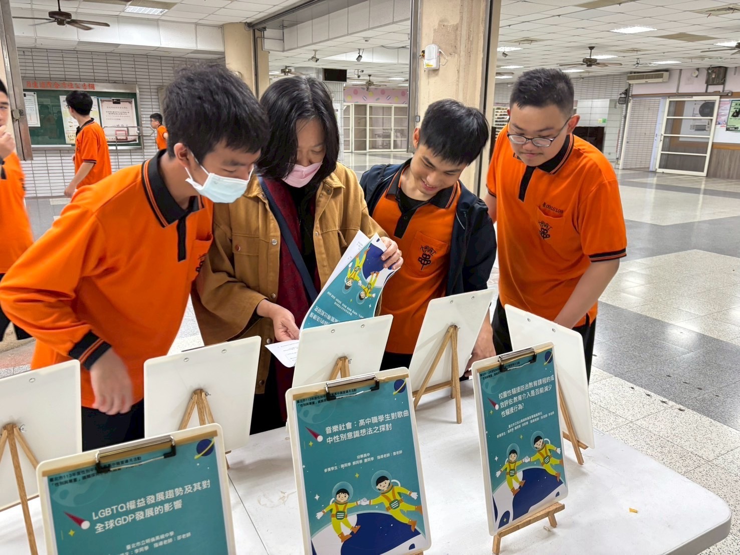 教師與學生分享小論文優點 (北市教育局提供)