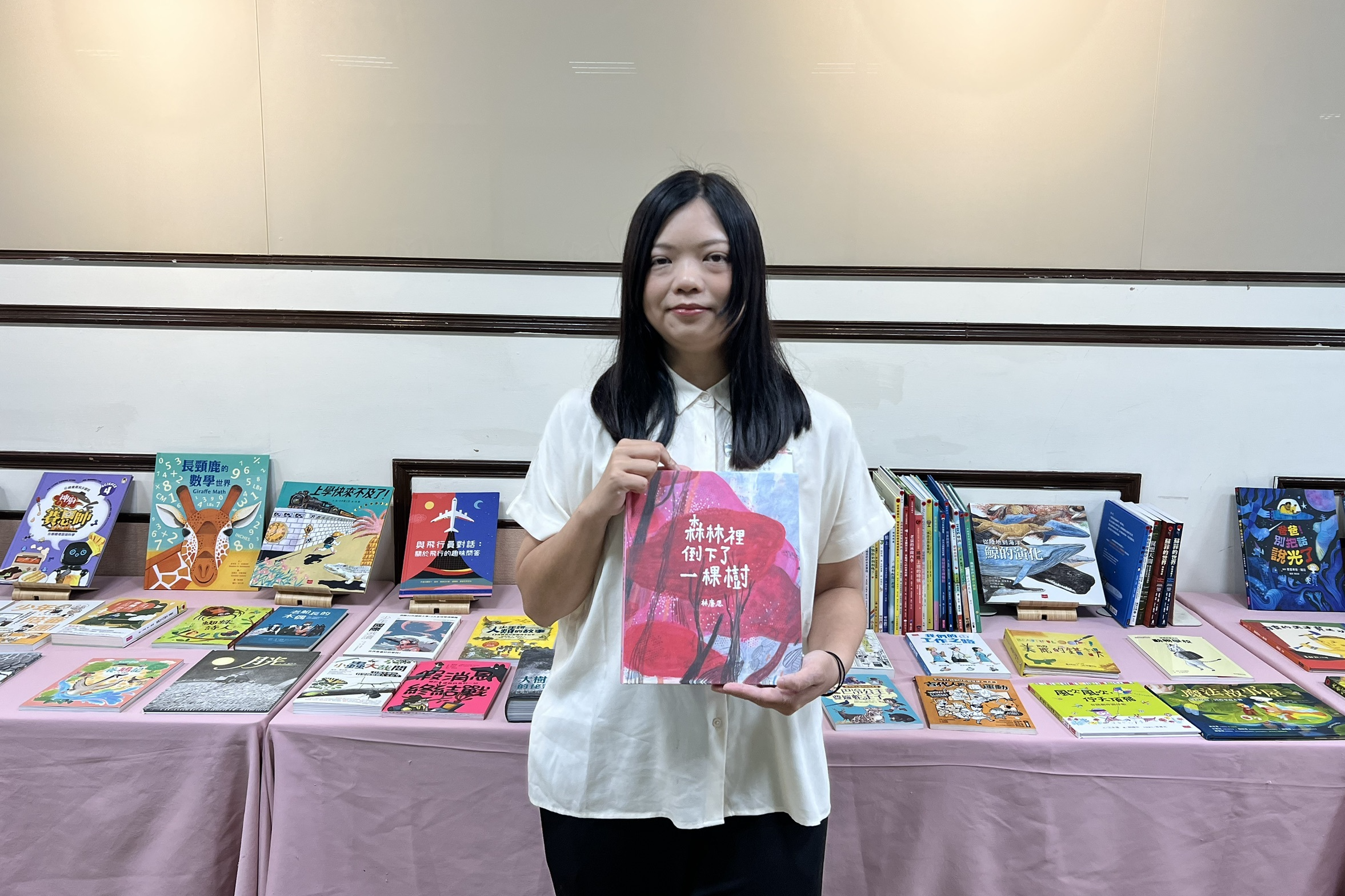 繪本創作者林廉恩的作品《森林裡倒下了一顆樹》，獲選2024好書大家讀。