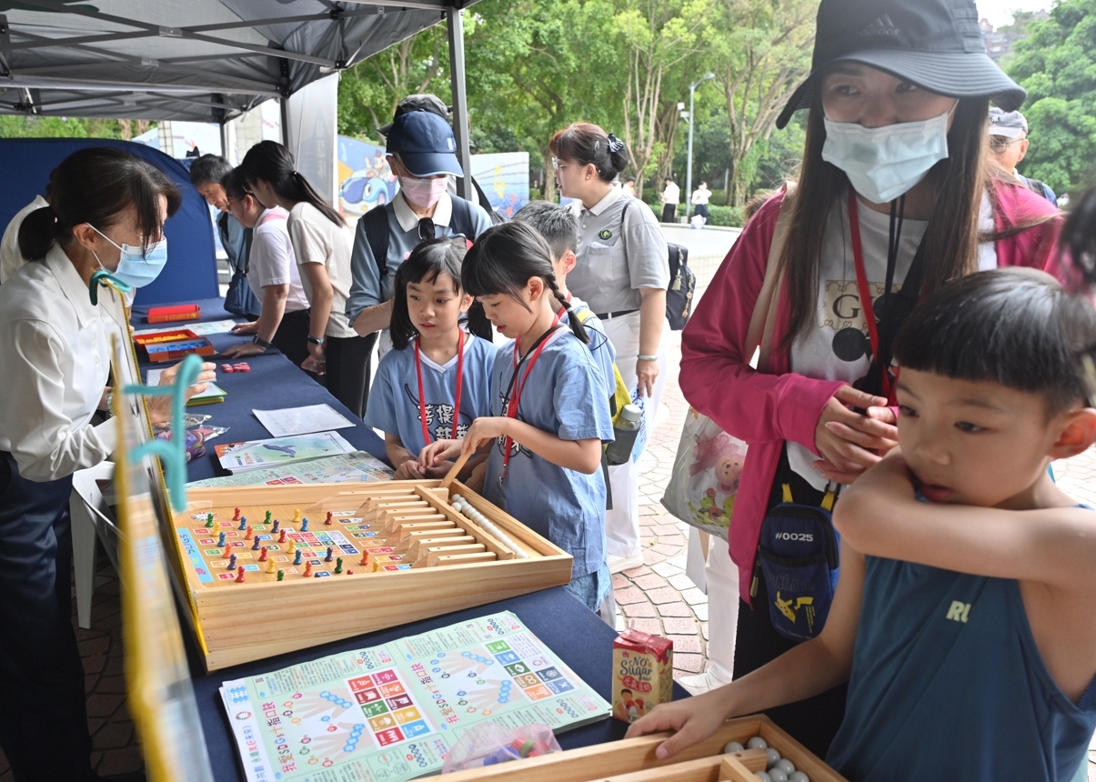 現場參與攤位體驗的民眾