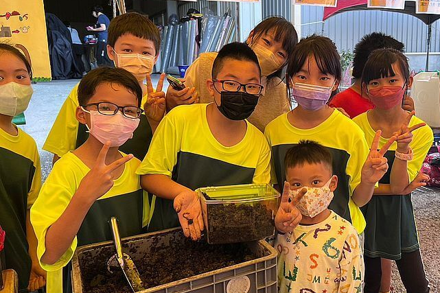 學生擺攤向民眾介紹蚯蚓糞肥（圖源：文祥國小）