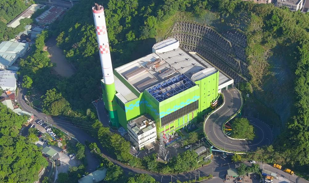 「新北市政府環境保護局新店垃圾焚化廠」運用咖啡渣及廢木頭木屑進行堆肥之體驗，引導民眾落實生活減廢及資源循環永續之行動。(環境部提供)