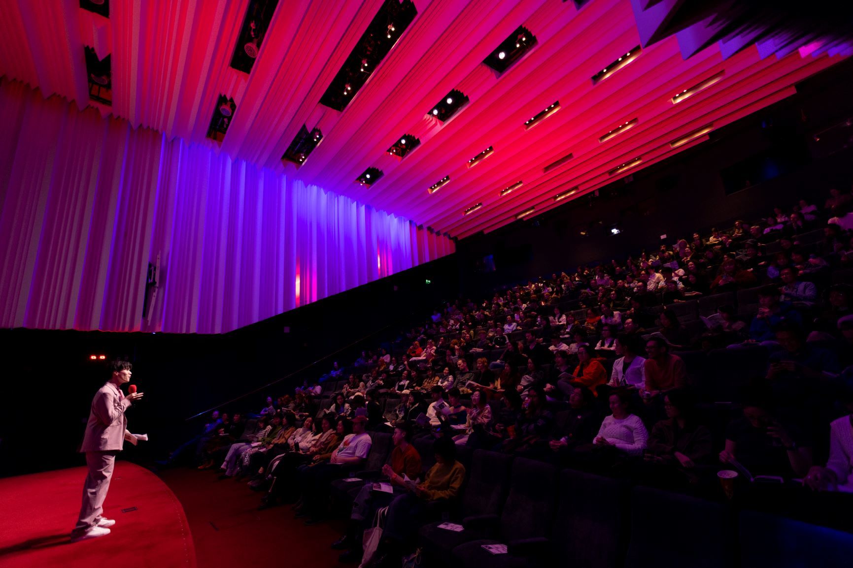 亞洲酷兒藝術節每年舉行時吸引許多倫敦當地觀眾參與，圖左為創辦人王裔於活動開演前致詞（亞洲酷兒藝術節提供）