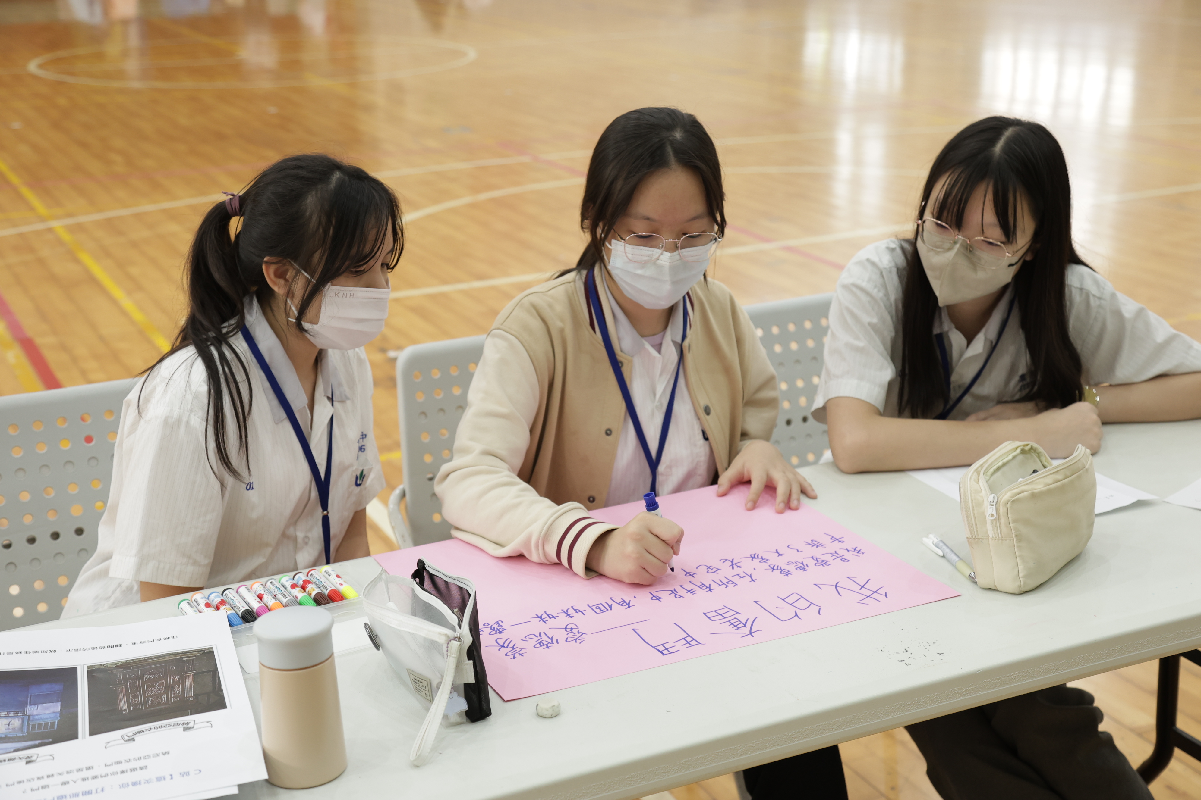 競賽採闖關形式，設計「主題旅遊套裝行程」，考驗學生掌握小說重點的能力