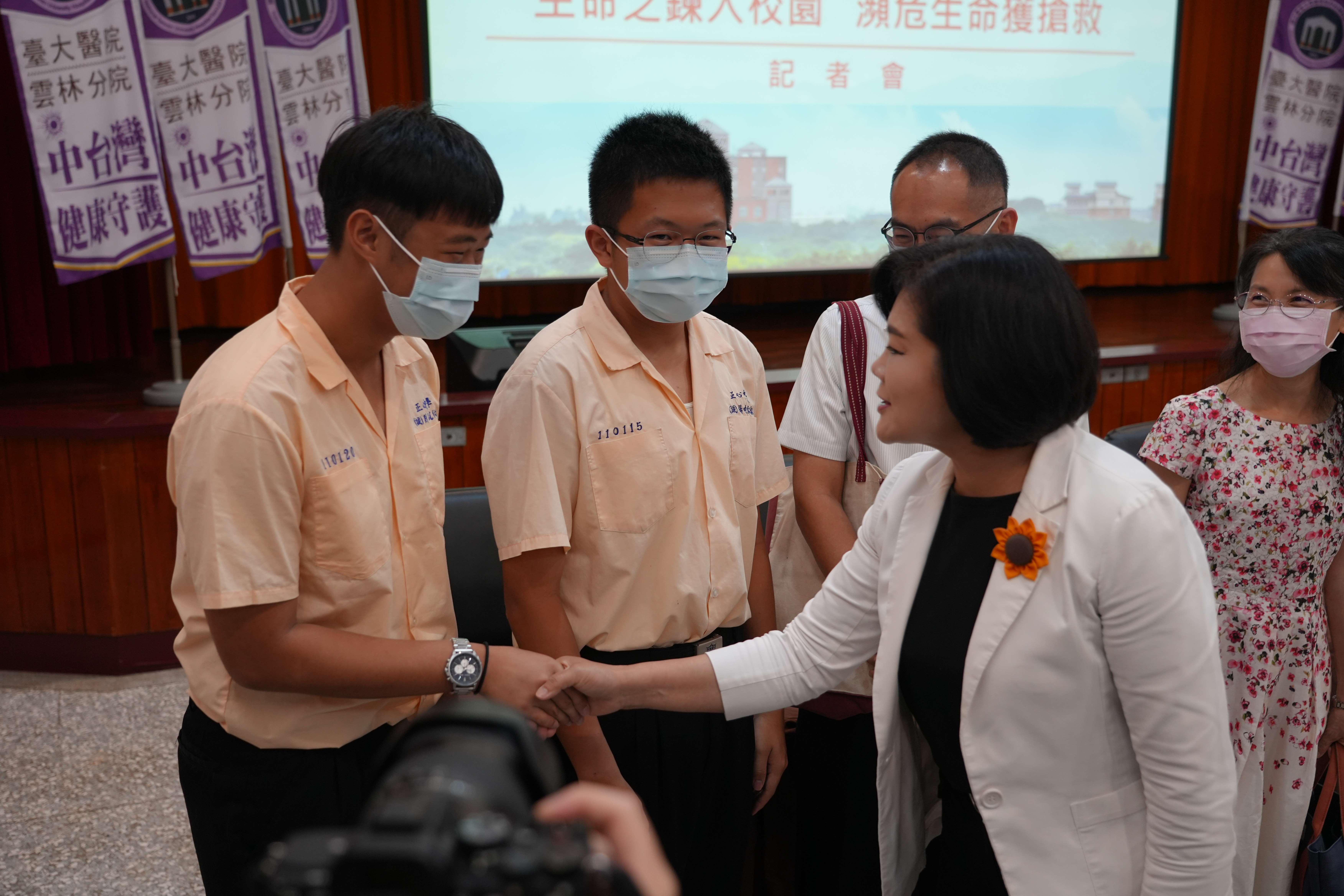 施救學生（左起）劉品寬、楊畯琳（圖源：雲林縣政府）