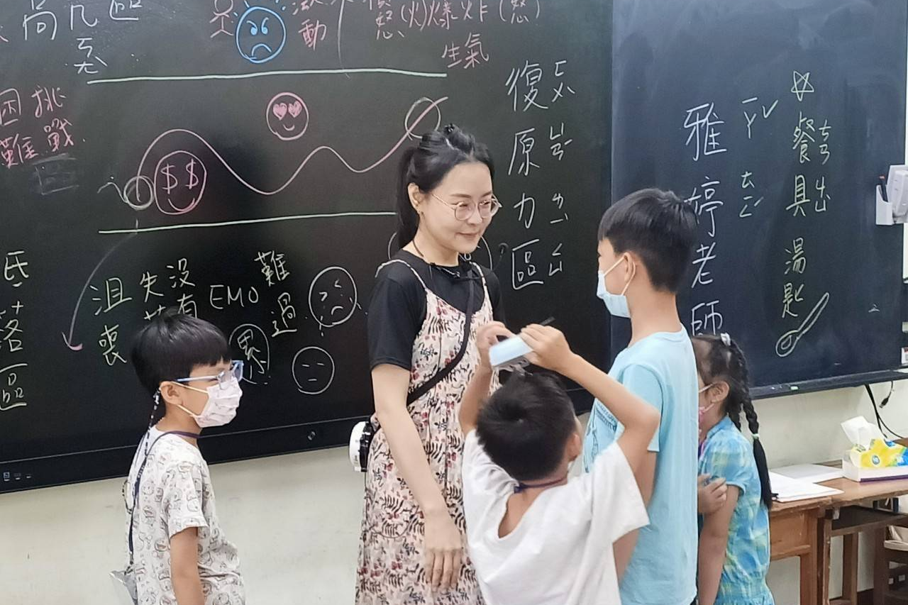 楊宜倩老師分享在情緒教育課程中的體會，老師在營隊活動中的角色也相當重要，必須先自身監控及管理情緒，才能有效引導學生如何接住情緒的方法。(三峽國小提供)