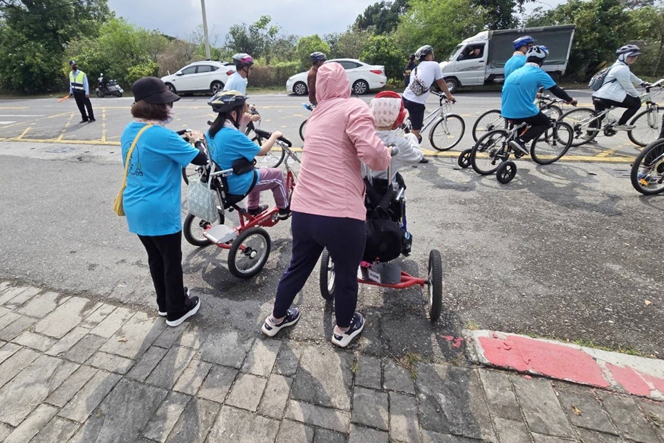 東大附特舉辦第13屆「齊心騎力成年禮」，因應個別需求，除一般自行車、協力車及輔助輪車，也為學生適配手搖三輪車或四輪單車。