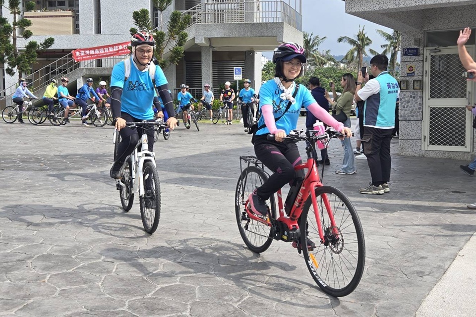 東大附特舉辦第13屆「齊心騎力成年禮」啟程，由校長王金香領航。