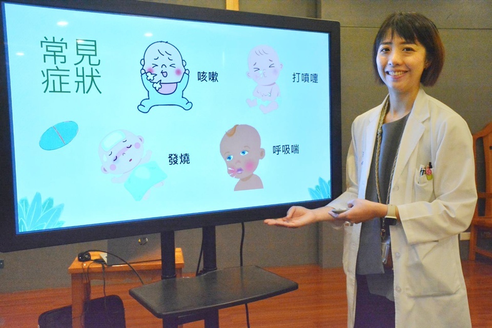 臺東馬偕醫院兒科醫師魏佑慈指出，嬰幼兒又咳又喘，當心染上呼吸道融合病毒(RSV)，家中幼童若出現呼吸急促、脫水、明顯嗜睡等症狀應盡速就醫。