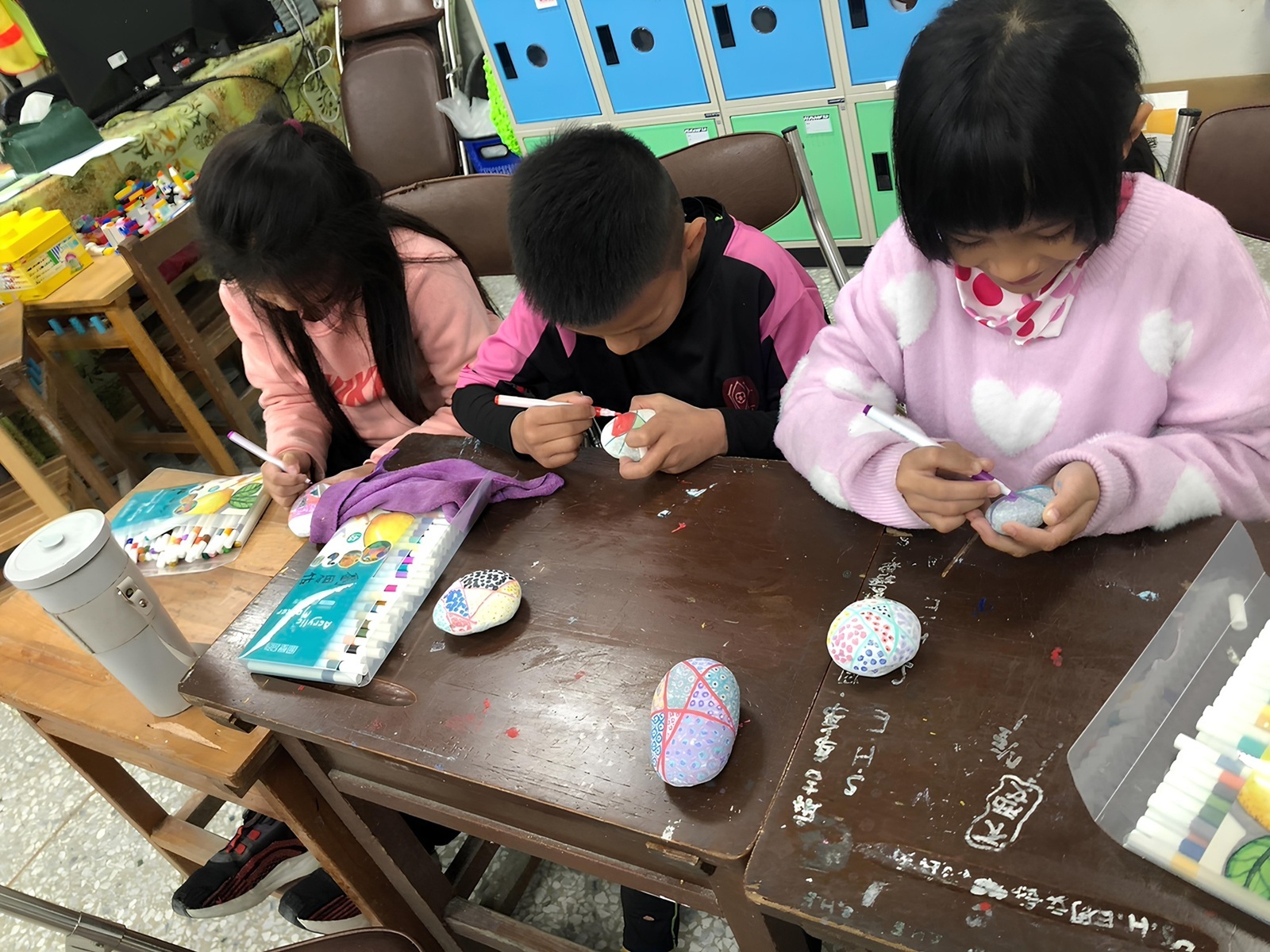 花蓮縣三棧國小畫我家鄉課程學生彩繪石頭 