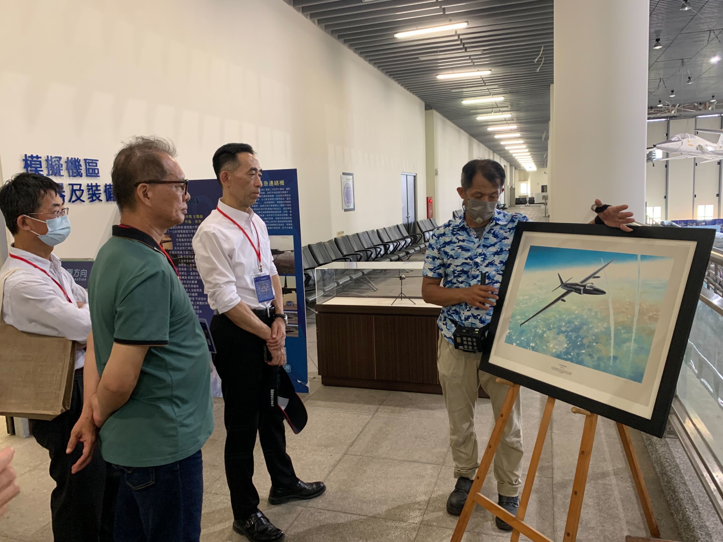 與會人員參觀航空教育展示館，由專人導覽解說