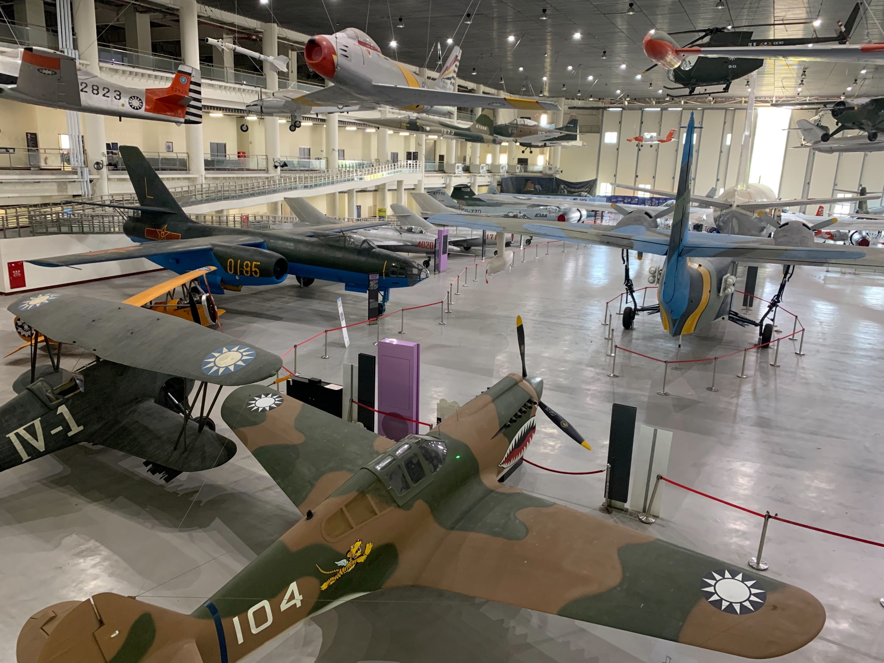 與會人員參觀航空教育展示館