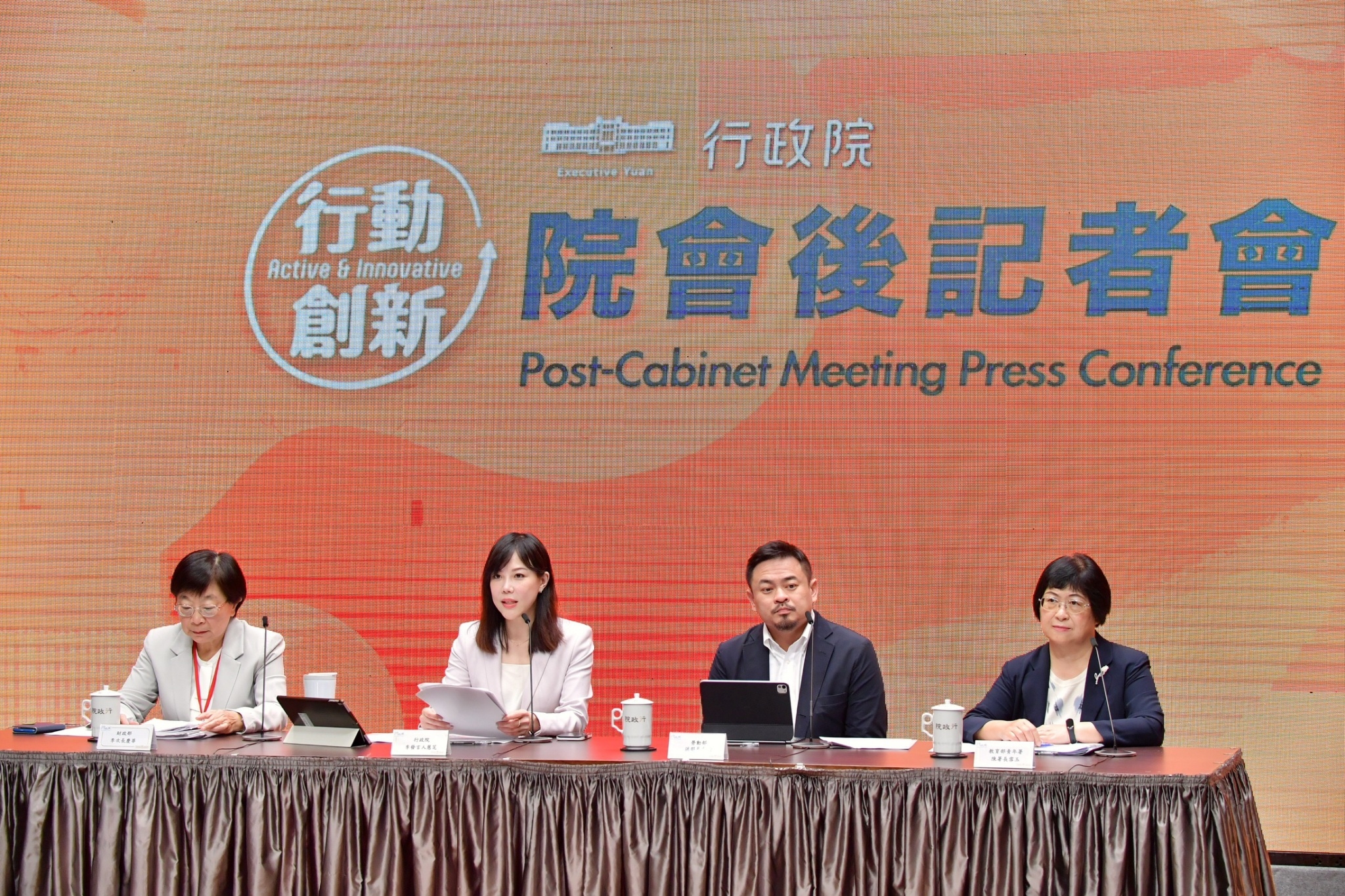 行政院院會會後記者會說明政策。(行政院提供)