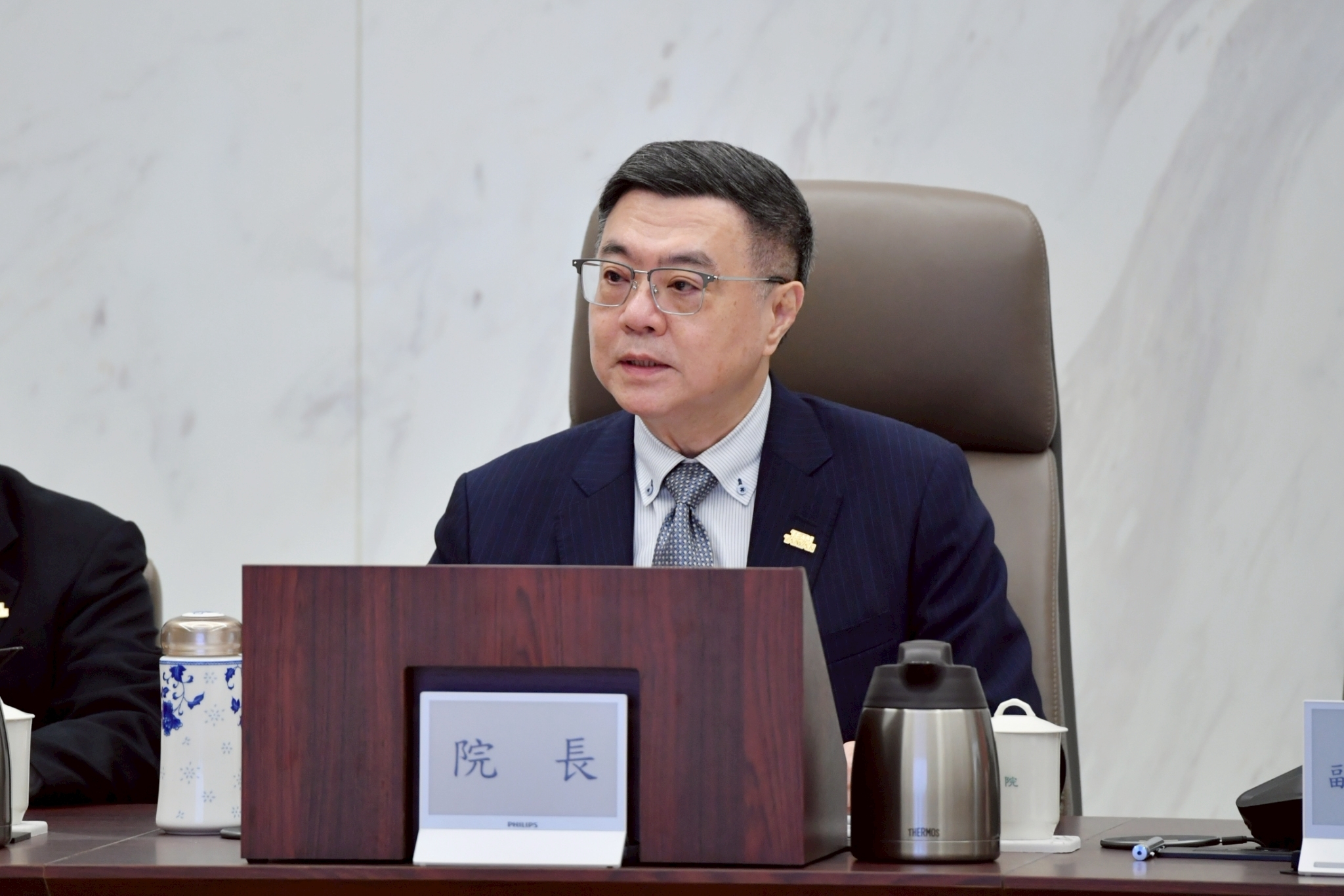 行政院院長卓榮泰主持院會，指示相關政策作法。(行政院提供)
