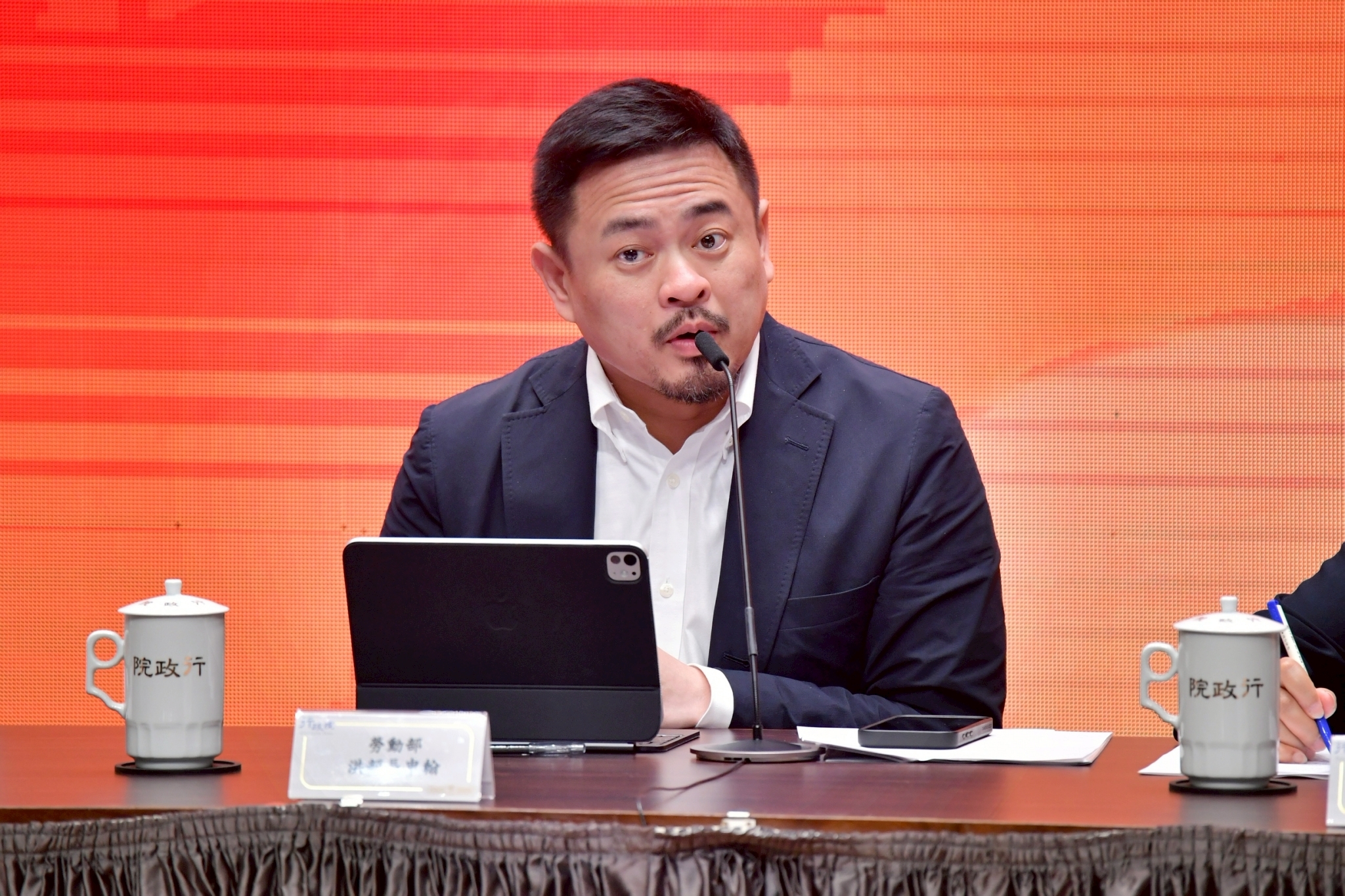 勞動部部長洪申翰回應媒體有關「職業安全衛生法」修正草案內容。(行政院提供)