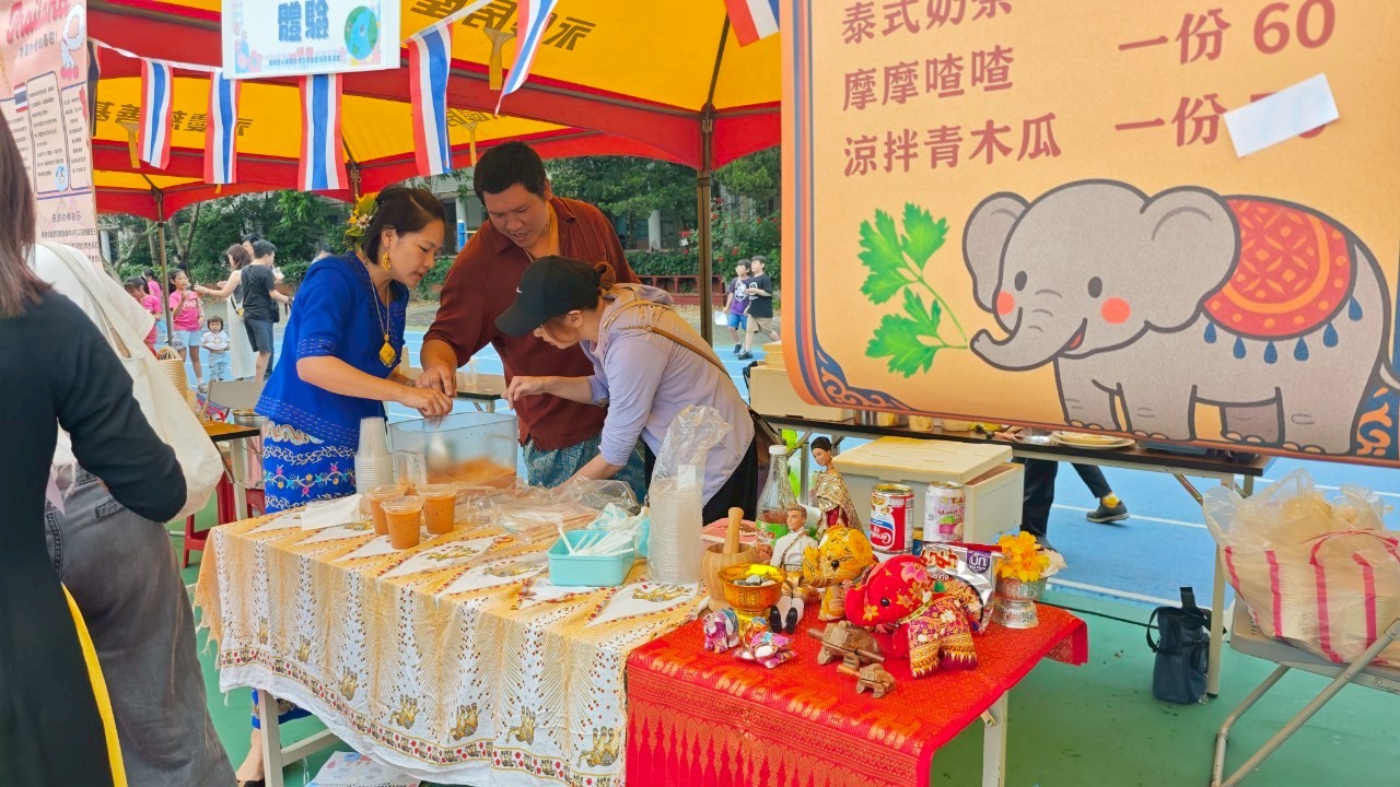 園遊會現場有多個異國美食攤位