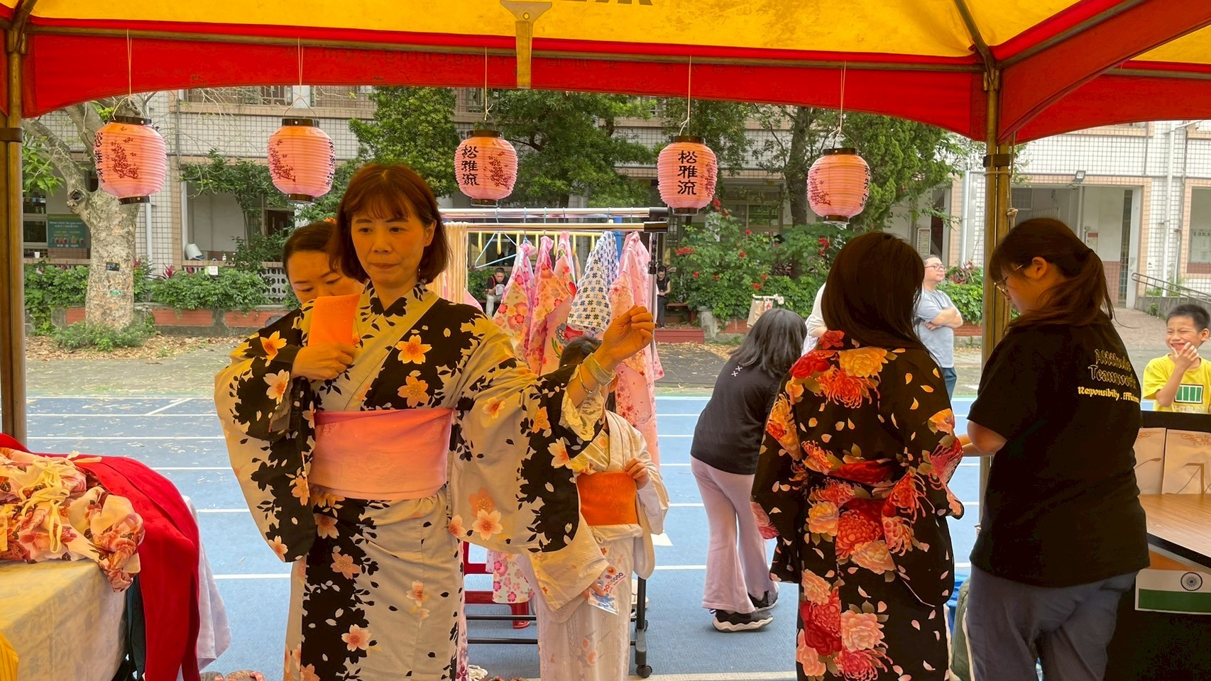 現場讓小朋友穿上日本浴衣，體驗多元文化