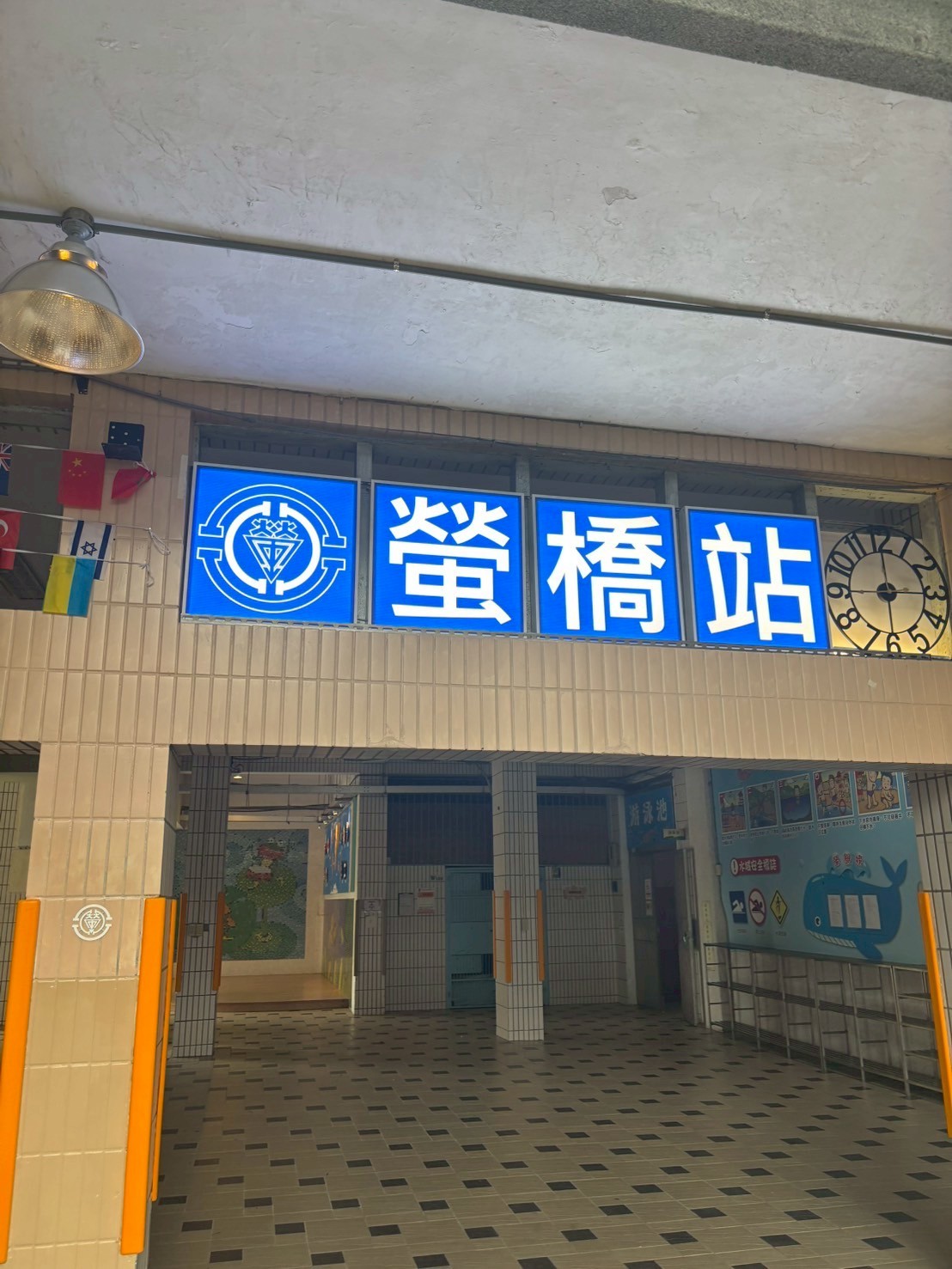 「螢橋站」的設立讓學生走在時光隧道，認識50年代學校後門的鐵道歷史