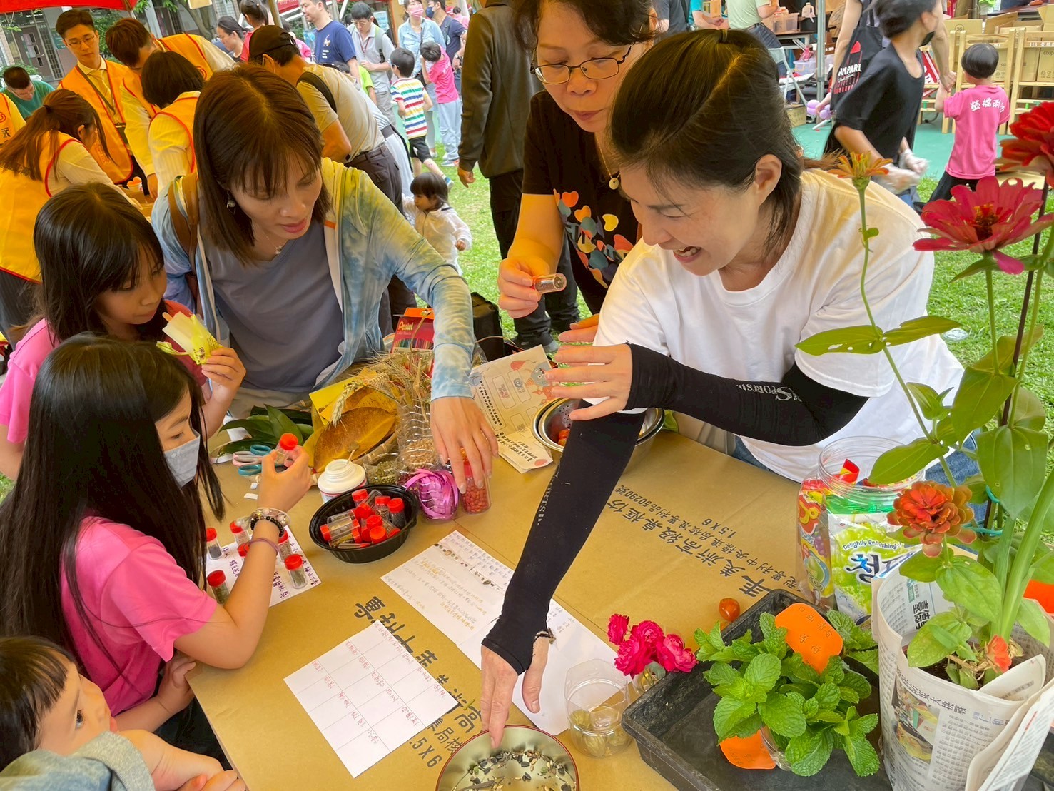 親子在園遊會上玩得不亦樂乎