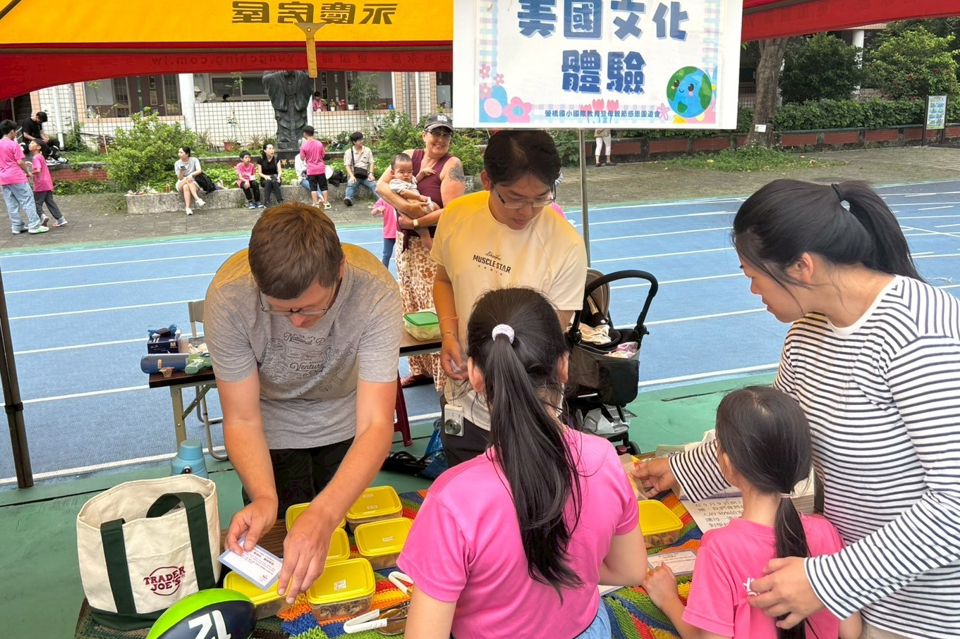螢橋國小結合國際教育和多元文化體驗，在母親節前夕舉辦園遊會活動，讓親子同歡