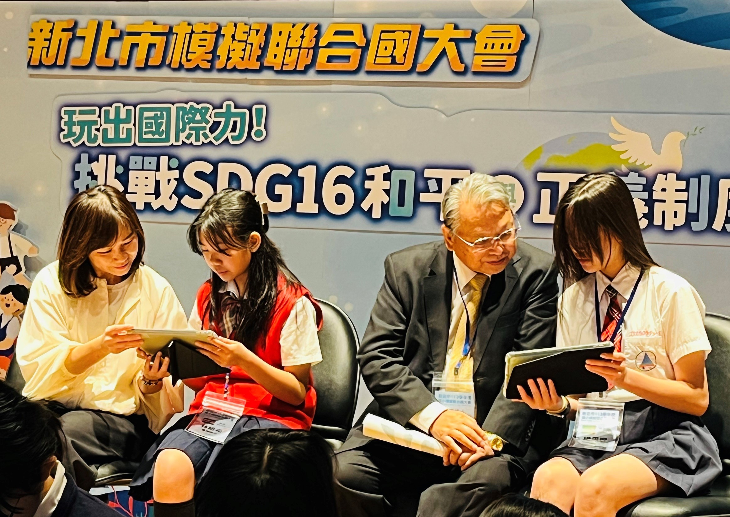 教育局黃麗鈴主秘(左1)及對外關係協會令狐榮達大使(右2)與學生合作挑戰