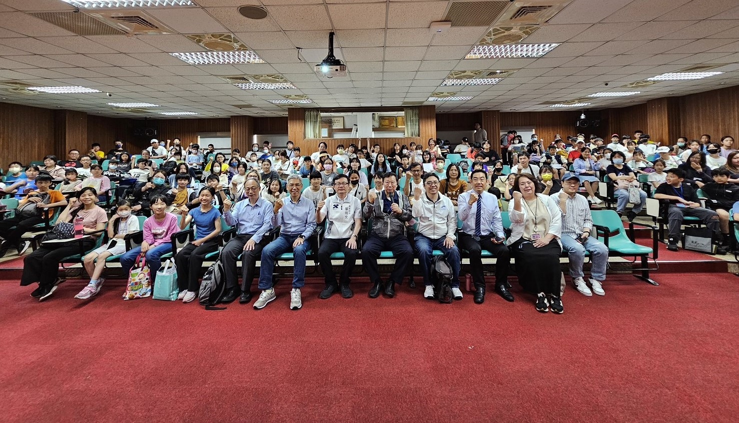 新北市教育局辦理「2025新北市第11屆英文菁英盃」，張明文局長特地到現場為選手加油。