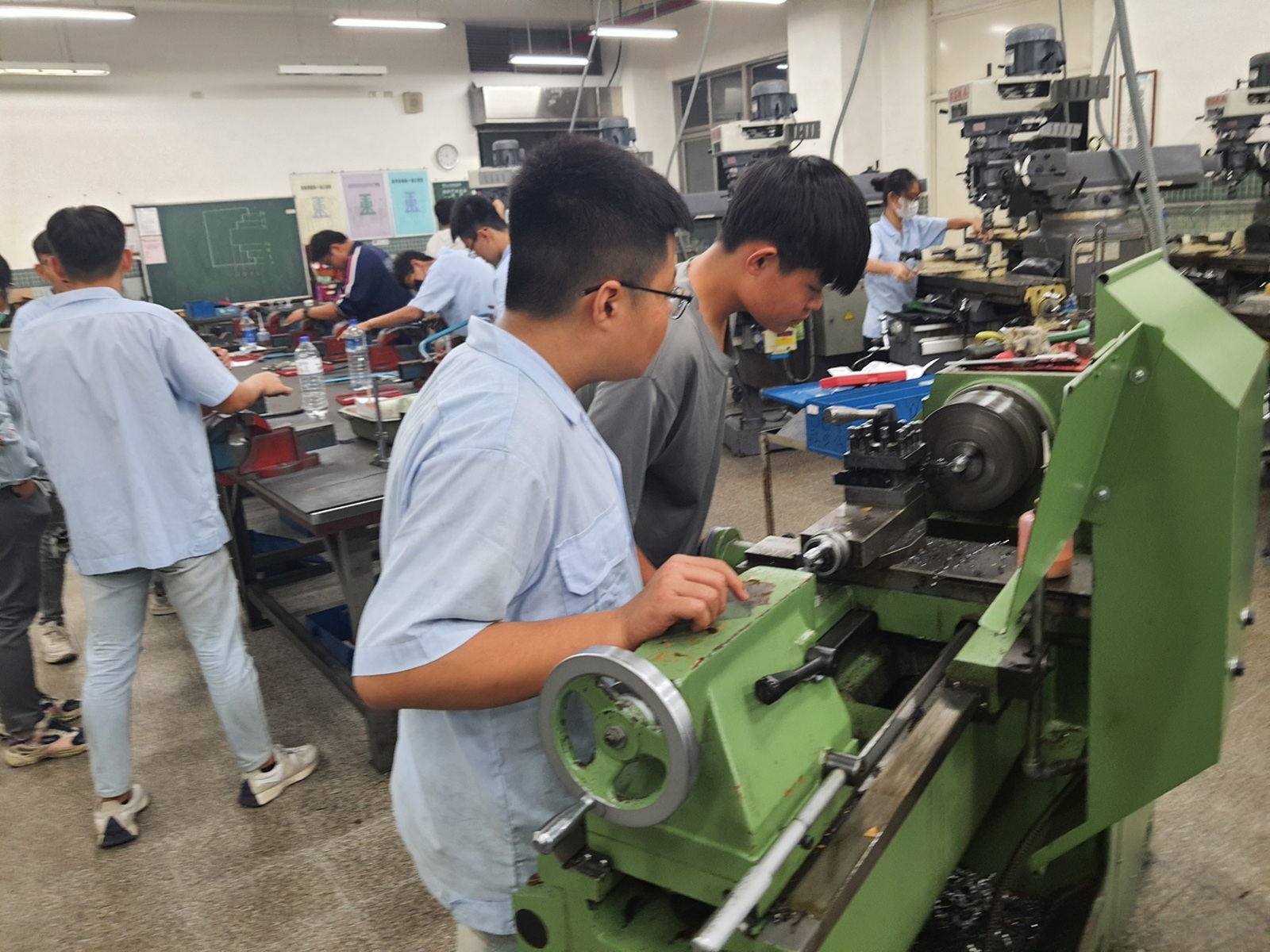臺中市立東勢國中的機械職群，學生實習情況。(教育部提供)