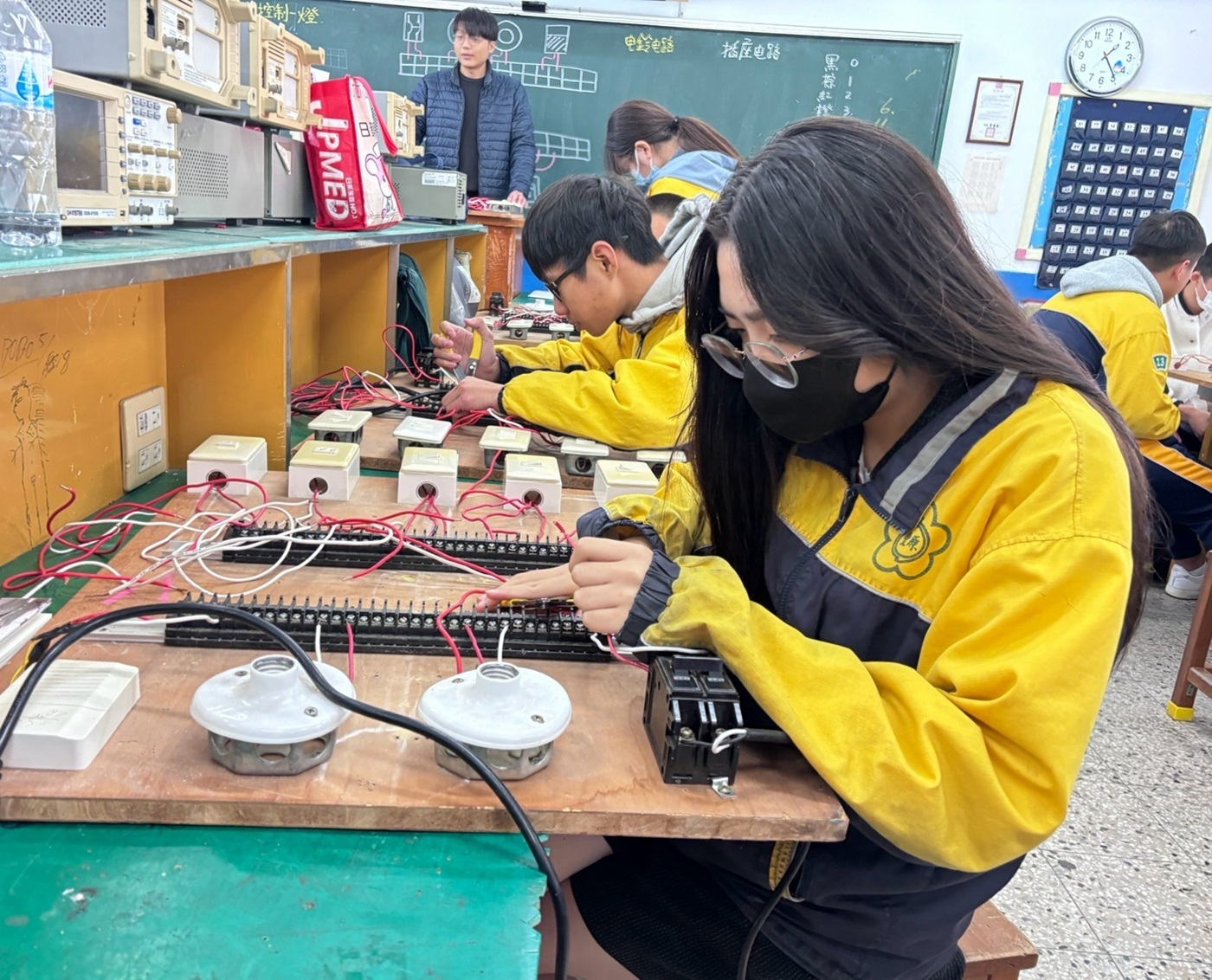 臺中市立豐原國中電機電子職群。(教育部提供)