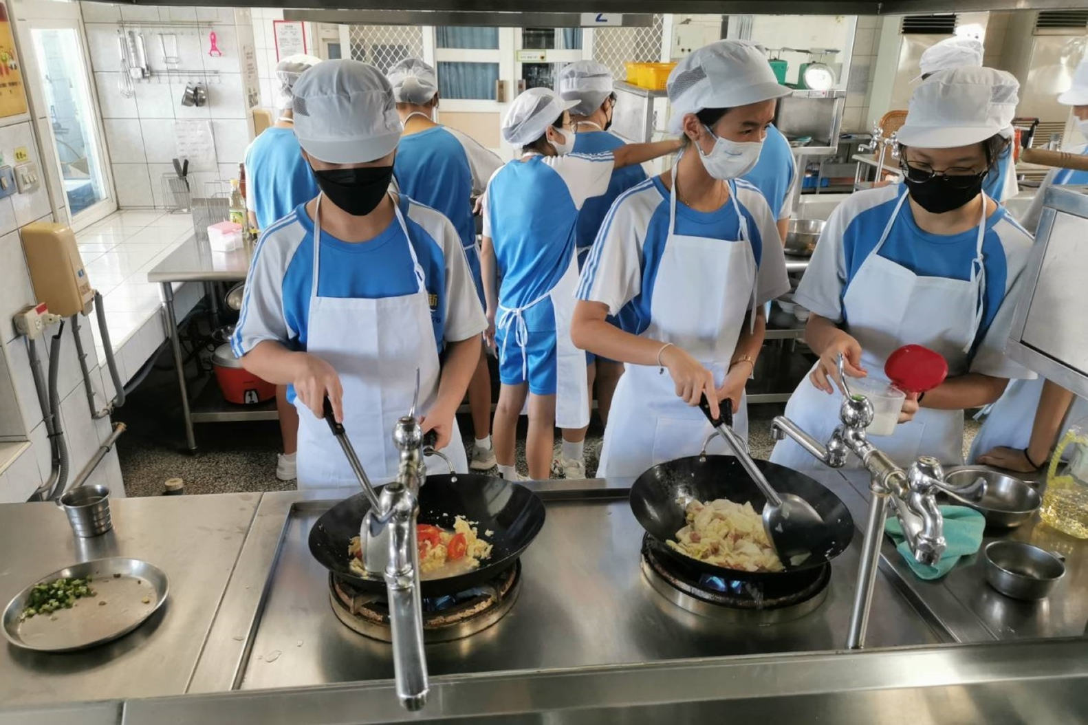 屏東縣立東新國中開辦餐旅職群，學生探索自己的興趣。(教育部提供)