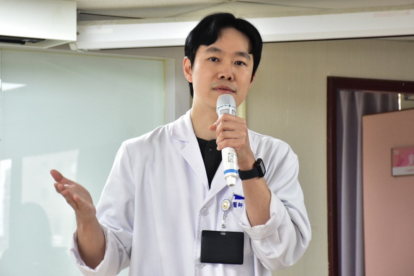 婦產科醫師張伊指出，研究顯示，水中生產能縮短產程、有效降低產痛