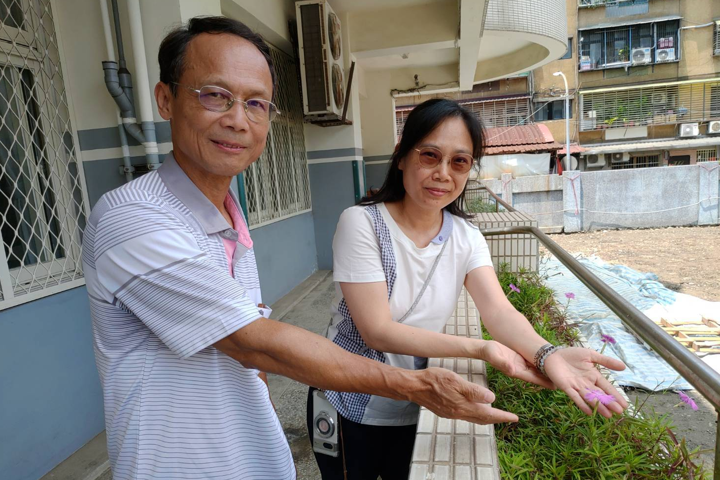 (左起)在莒光國小任擔任志工的何宗祥老師以及彭于娟老師介紹巴陵石竹