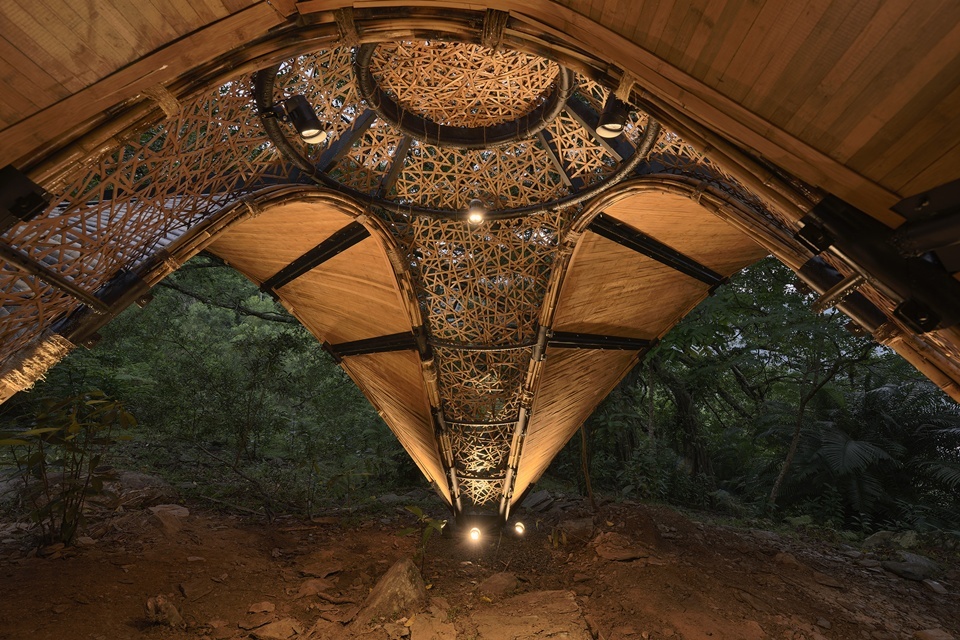 位於知本國家森林遊樂區的作品《竹蝶》，由陳宣誠建築師運用孟宗竹片膠合而成的竹集成材，以 Y 型桂竹集束拱柱為結構核心，形成拉力結構挑戰薄殼的詩意之作。(林業保育署臺東分署提供)