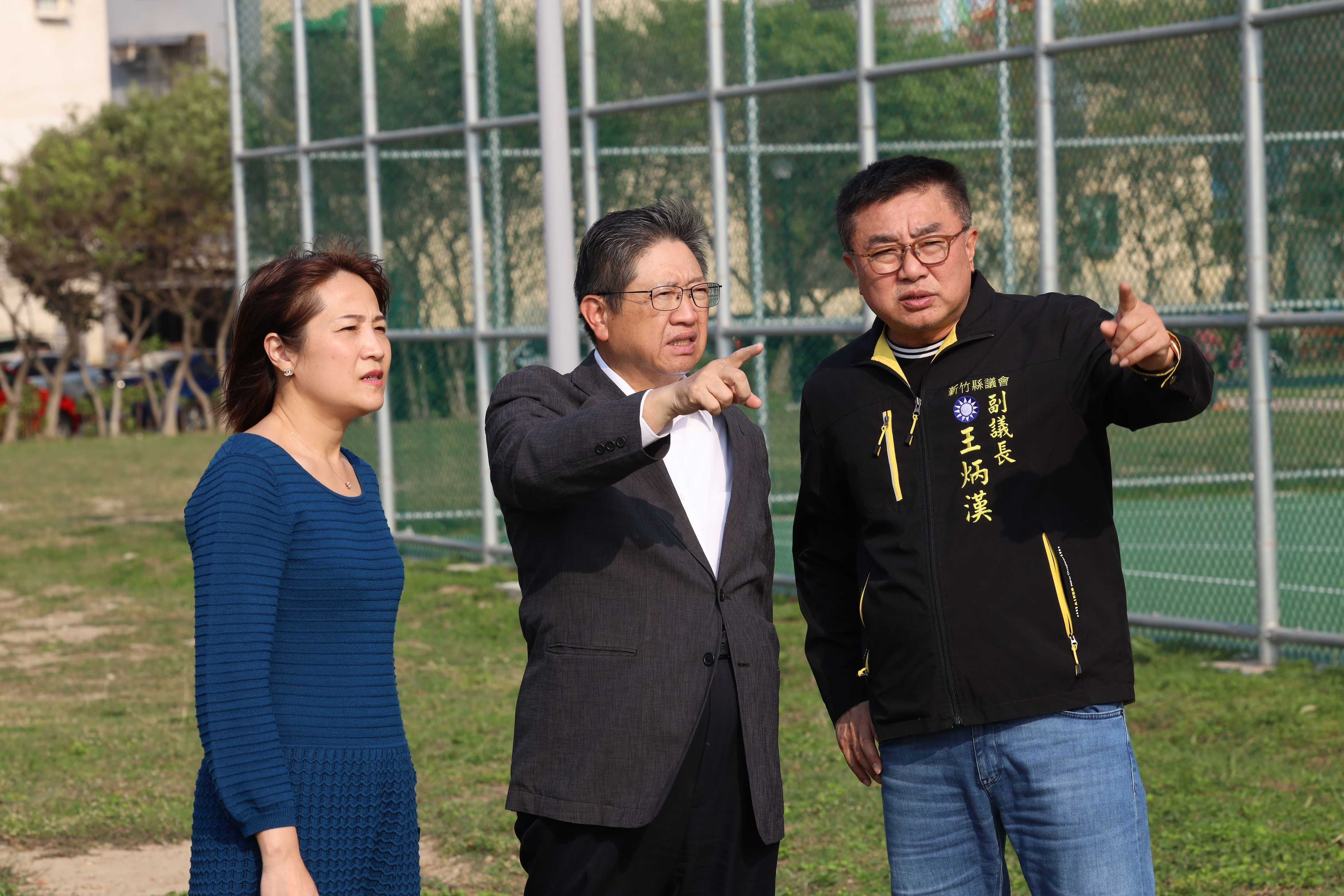 新竹縣長楊文科去年帶領教育局長楊郡慈與竹縣副議長王炳漢現勘實驗高中預定地狀況。(新竹縣政府提供)