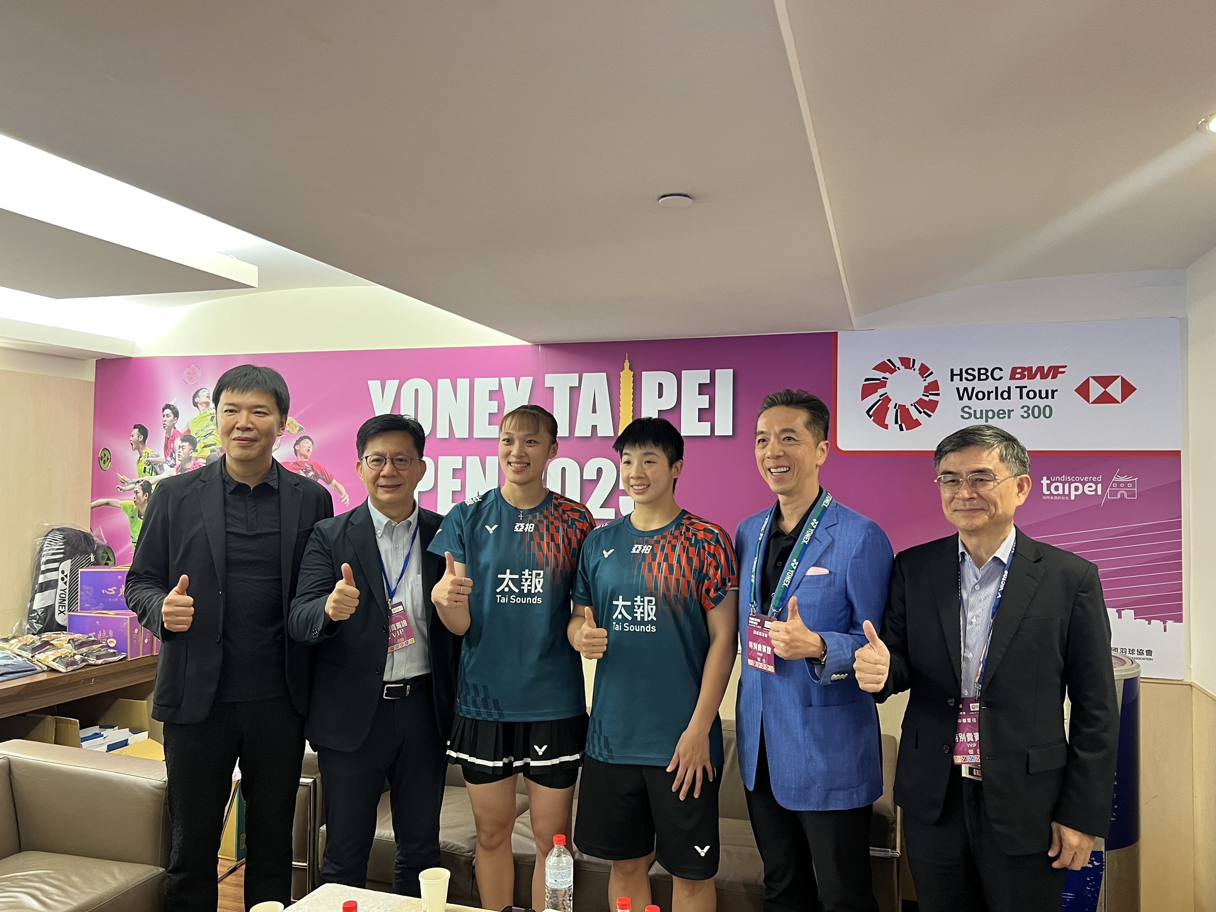 謝沛珊、洪恩慈與張廖萬堅次長(左二)合影