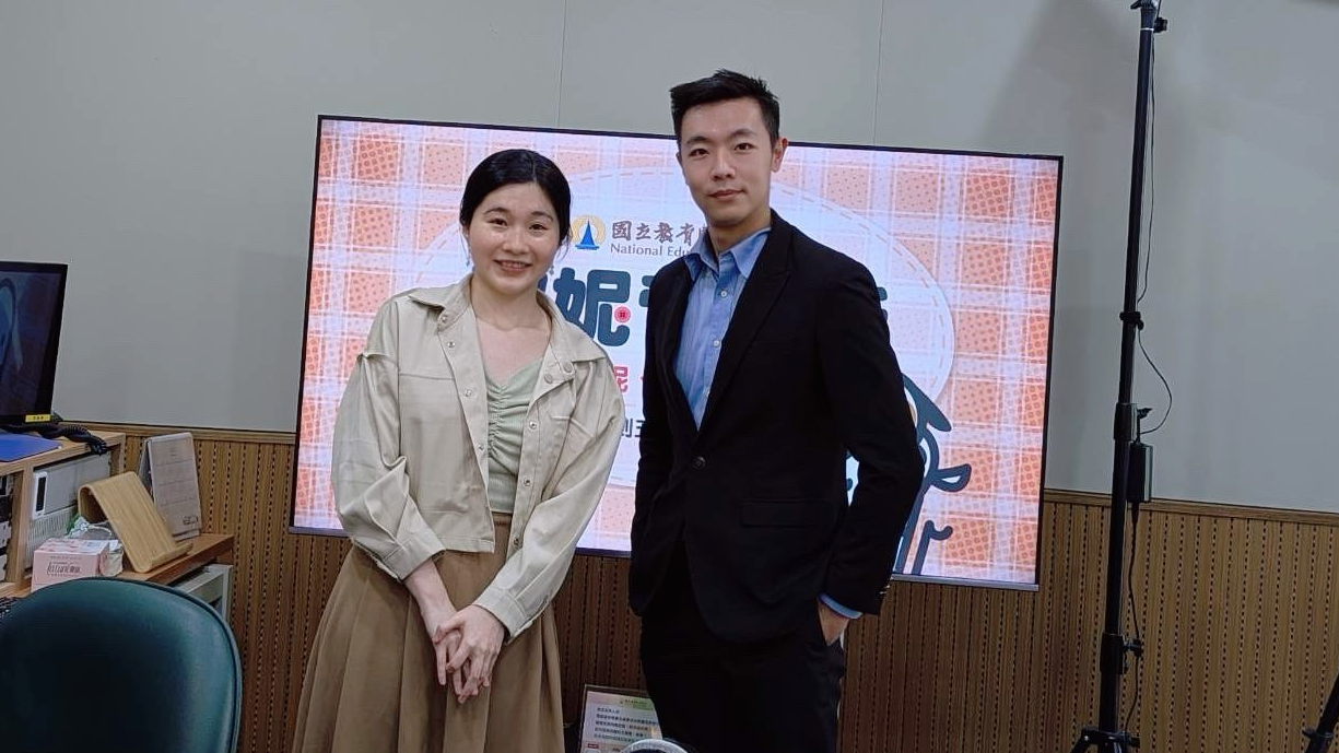 劉方調查官(右)