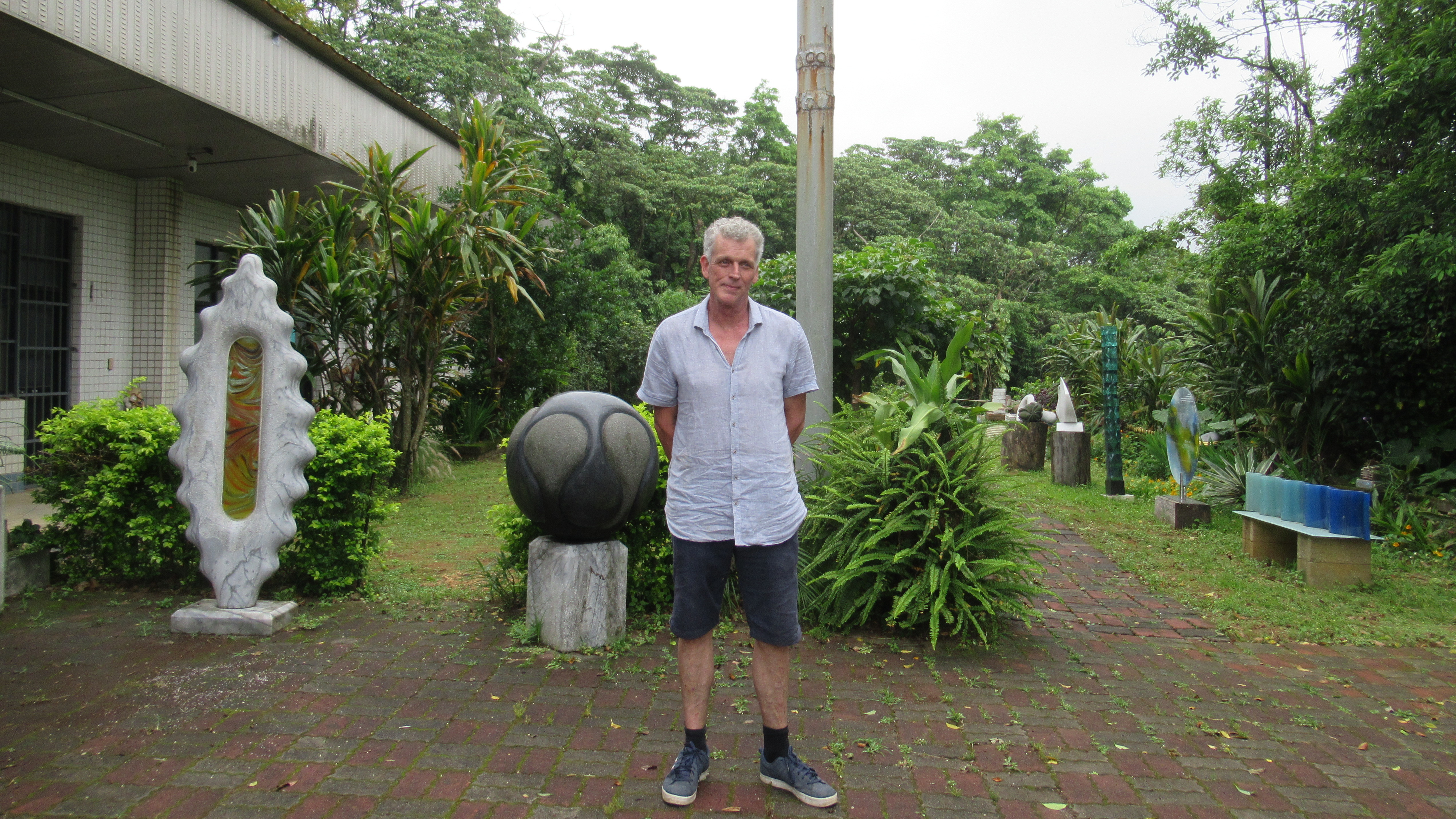 英國藝術家貝馬丁將廢棄的籃球場打造為可展示各種藝術作品的庭園，後方柱子為原本校舍的籃球框柱。