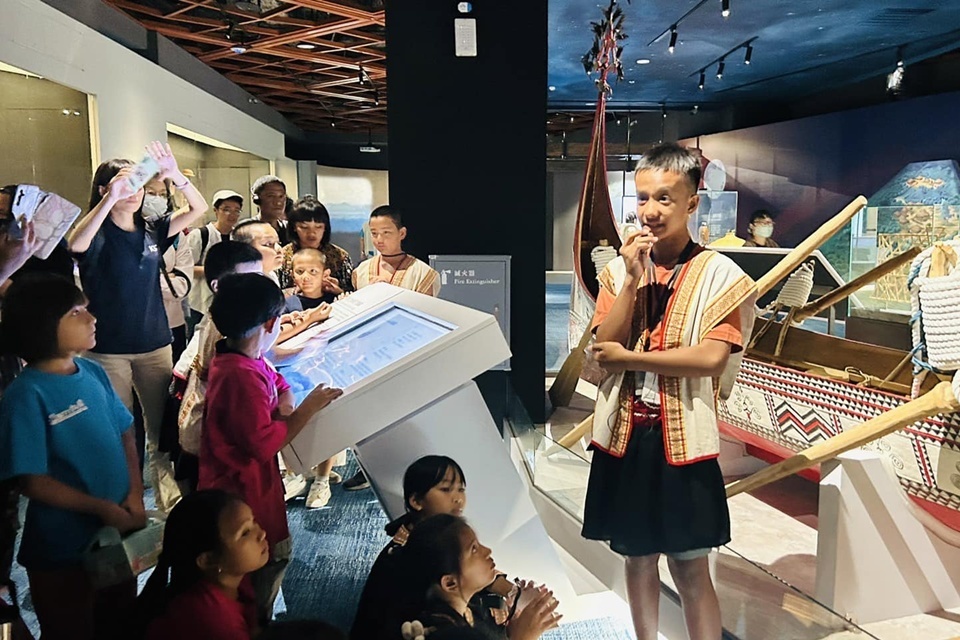 國小秘寶解說由臺東縣介達國小、成功國小學生擔任解說員，帶領觀眾從孩子的眼睛重新認識南島廳。