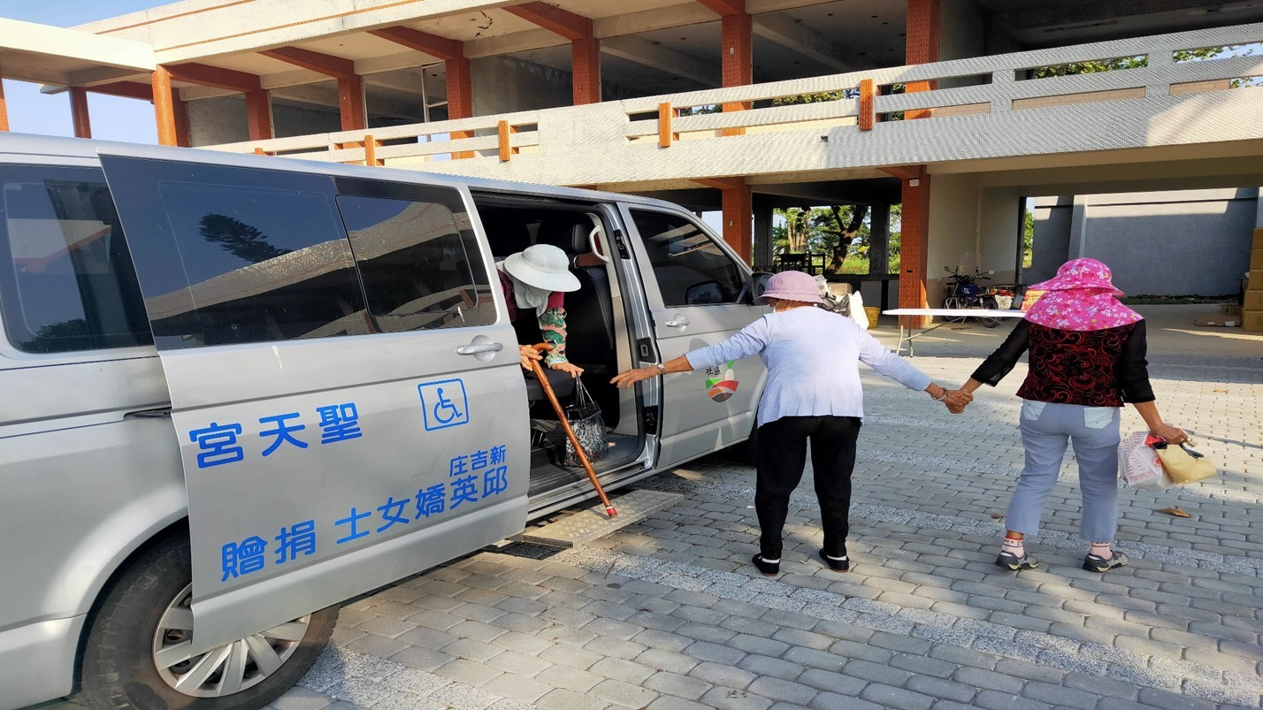 每天早上9點接送長輩上學的復康巴士