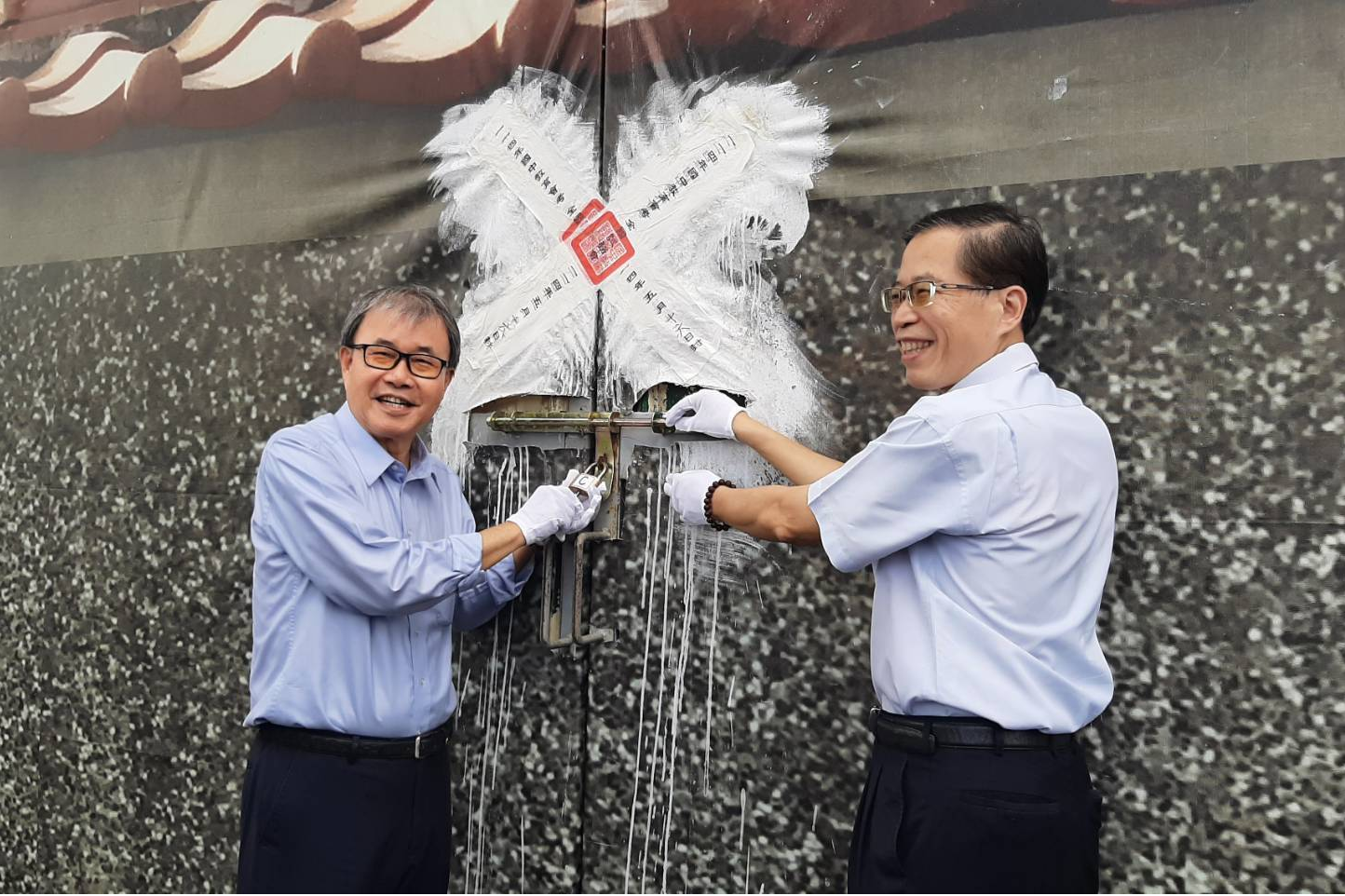 （左起）教育部長鄭英耀、國立臺灣師範大學副校長宋曜廷開啟闈場