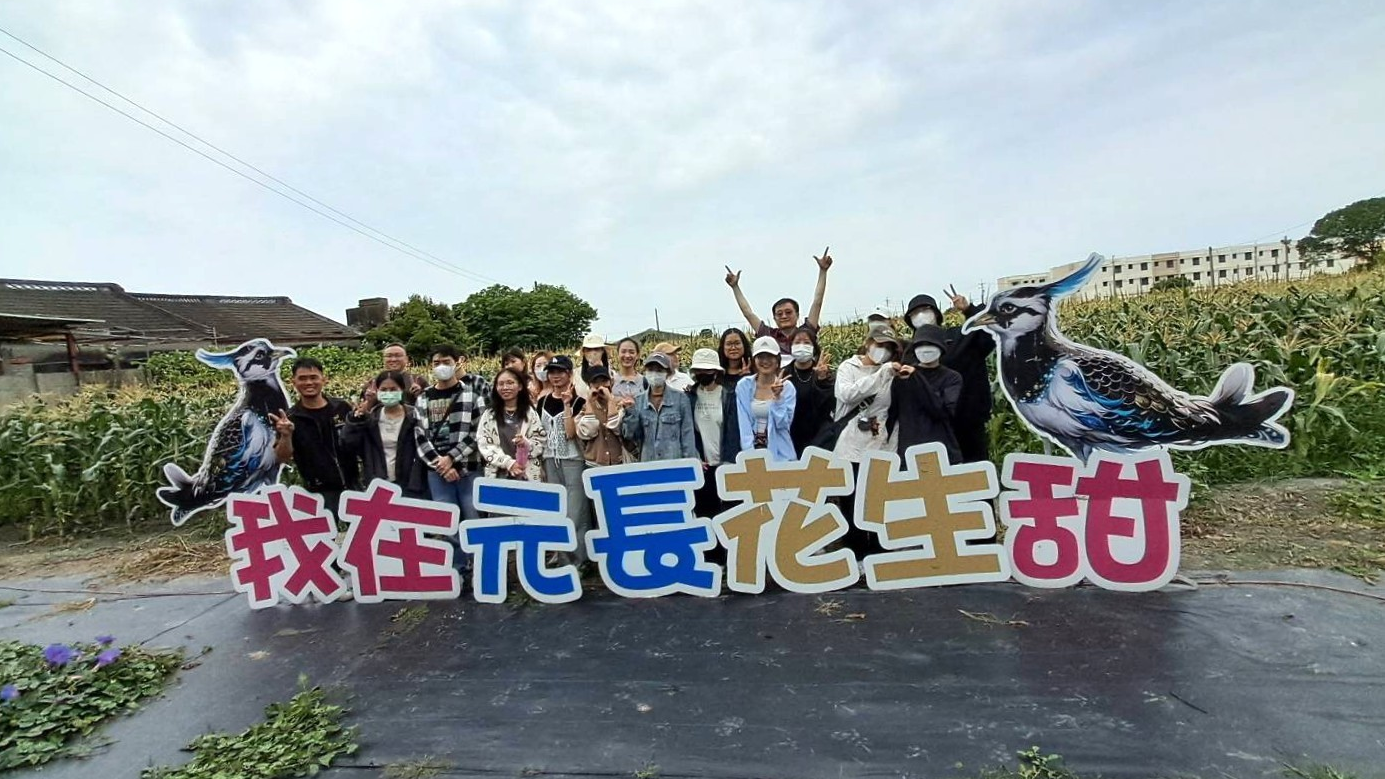 吳學展與朝陽科技大學師生合影