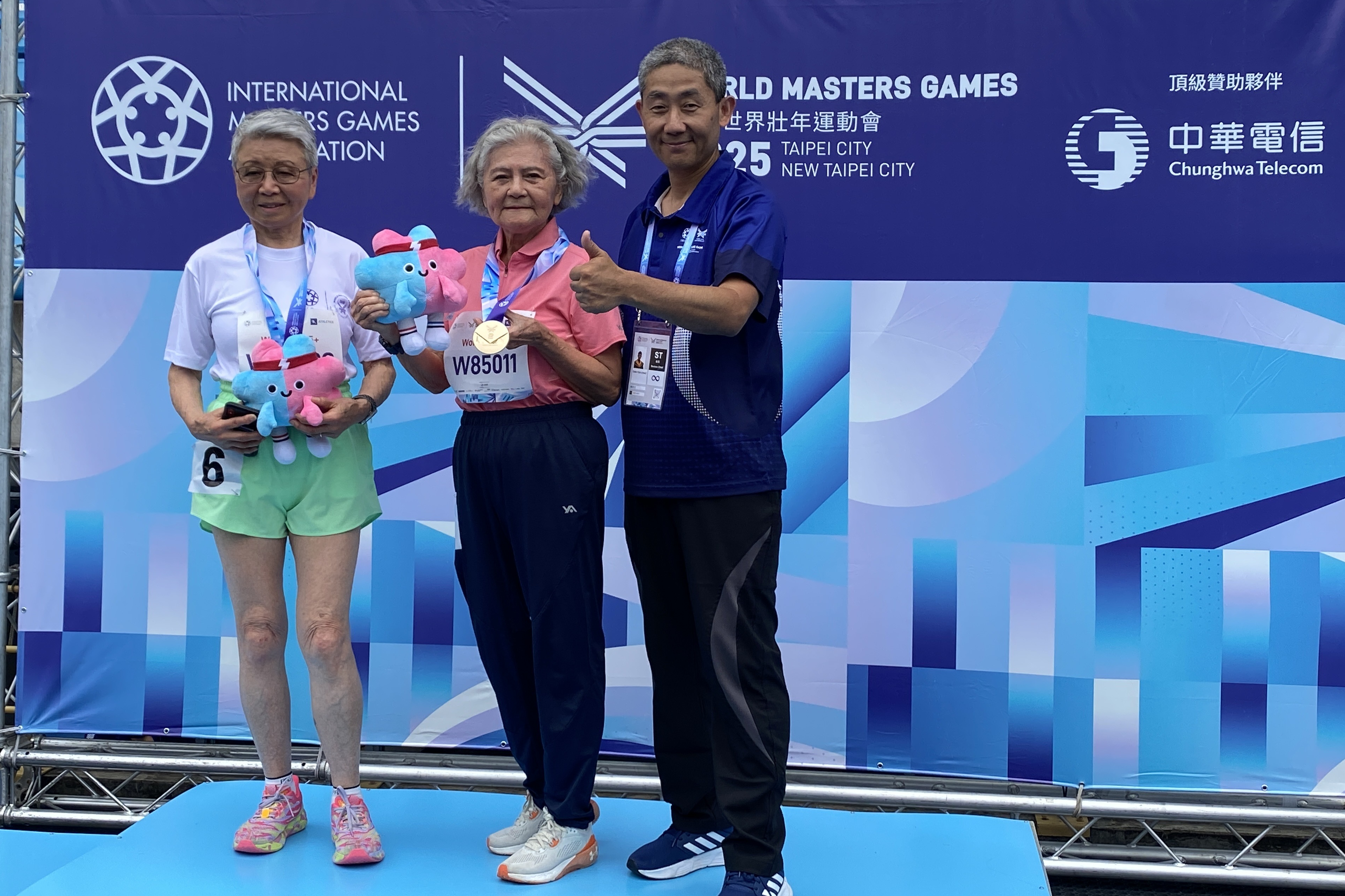 談起重返跑道的契機，林潘秀雲分享，竟是因為膝蓋出問題。當時醫師建議動手術開刀並置入人工關節，但她堅決拒絕，選擇透過運動改善健康。(記者蘇瑞雯拍攝)