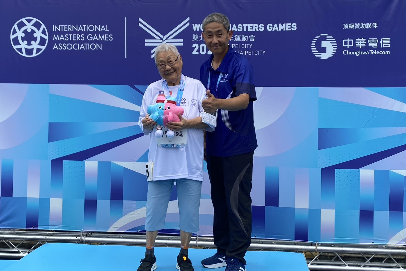 19號的台北田徑場上聚集來自世界各國的田徑好手，97歲的唐成瑤再度出戰田徑200公尺決賽，更是該組別中唯一參賽的選手。(記者蘇瑞雯拍攝)